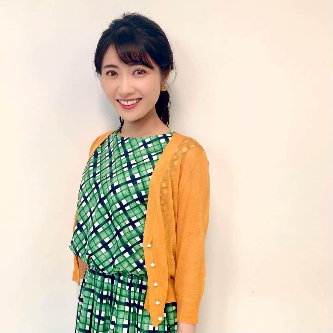 久保井朝美さんのインスタグラム写真 - (久保井朝美Instagram)「🌻 夏色の衣装でした🫶  ひまわり😇😇😇  #夏ワンピース #グリーンコーディネート #チェック柄ワンピース #透け感コーデ #久保井朝美 #気象キャスター #講演会講師 #お城好き」6月19日 19時08分 - asami_k920