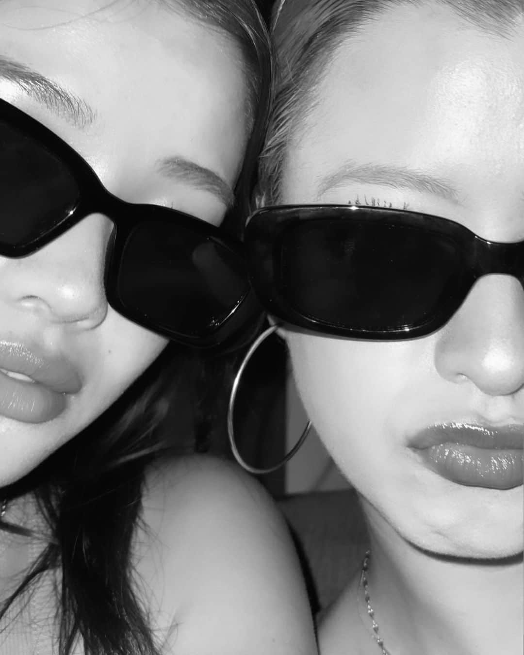 RONAのインスタグラム：「Luv this pic🖤」