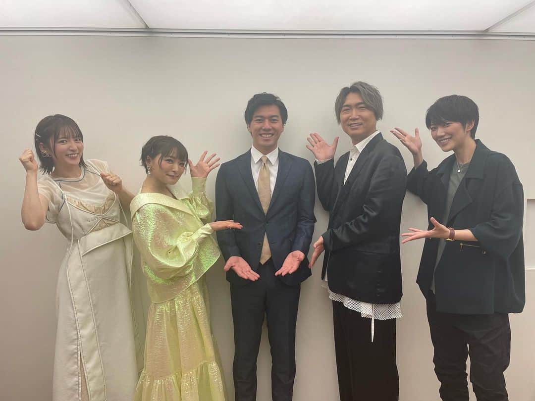 大町怜央のインスタグラム：「なんと昨日、アニメ「Helck」の先行上映会のMCを担当いたしました！！  原作を数年前に読破してまして、「映像になったらどうなるのかなぁ」と思っていたらアニメ化！☺️ 大ファンとしては嬉しい嬉しい仕事でした👍  声優の皆さんに会場を盛り上げていただき、来場された方も楽しんでいただけたのではないでしょうか☺️  早く放送が見たい…  日本テレビ 7月11日(火) 毎週火曜25:29〜 BS日テレ  7月12日(水)毎週水曜24:00〜 放送スタートです！！  『人間滅ぼそう』  #Helck#アニメ#日テレ #僕の手なんのポーズなん #写真のポーズ困りがち #ビウイ#かわいい #思ったり大きい」