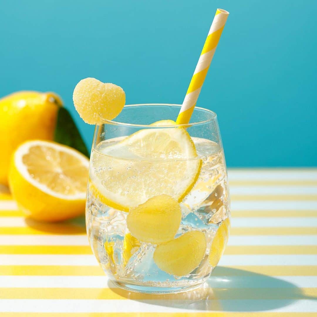 カンロ公式”ピュレフォト”（kanro_pr）のインスタグラム：「. 飲んでみたいと思ったら"いいね♡"してね！  暑い日に飲みたいピュレグミドリンクを紹介✨️  💛🍯🍋𓐄𓐄𓐄𓐄𓐄𓐄𓐄𓐄 ぷるんと甘ずっぱい ピュレグミ入りレモンスカッシュ 💛🍯🍋𓐄𓐄𓐄𓐄𓐄𓐄𓐄𓐄  1.レモンを半分にカットして絞る 2.蜂蜜を大さじ1杯入れて混ぜ合わせてグラスに入れる 3.氷、ピュレグミレモンをグラスに入れる ※ピュレグミは3〜5粒がおすすめ 3.炭酸水を、200ml程度注いで軽く混ぜたら完成！  ピュレグミがキラキラかわいいアクセントに💎.*･ﾟ いつもと違うぷるるん食感を楽しんで♡♡  #ハートをあげるひと粒 #ピュレグミ #ピュレグミレモン  #グミ #グミ好き #グミ活 #グミ部 #グミ好きな人と繋がりたい #新商品 #新商品お菓子 #新発売 #おやつ #今日のおやつ #コンビニ #コンビニお菓子 #レモンスカッシュ #レモンソーダ #夏スイーツ #ソーダ #炭酸水 #レモン #レモン味 #檸檬 #レモン好き #レモンのお菓子 #アレンジレシピ #夏レシピ #フルーツ好き #カンロ #kanro」