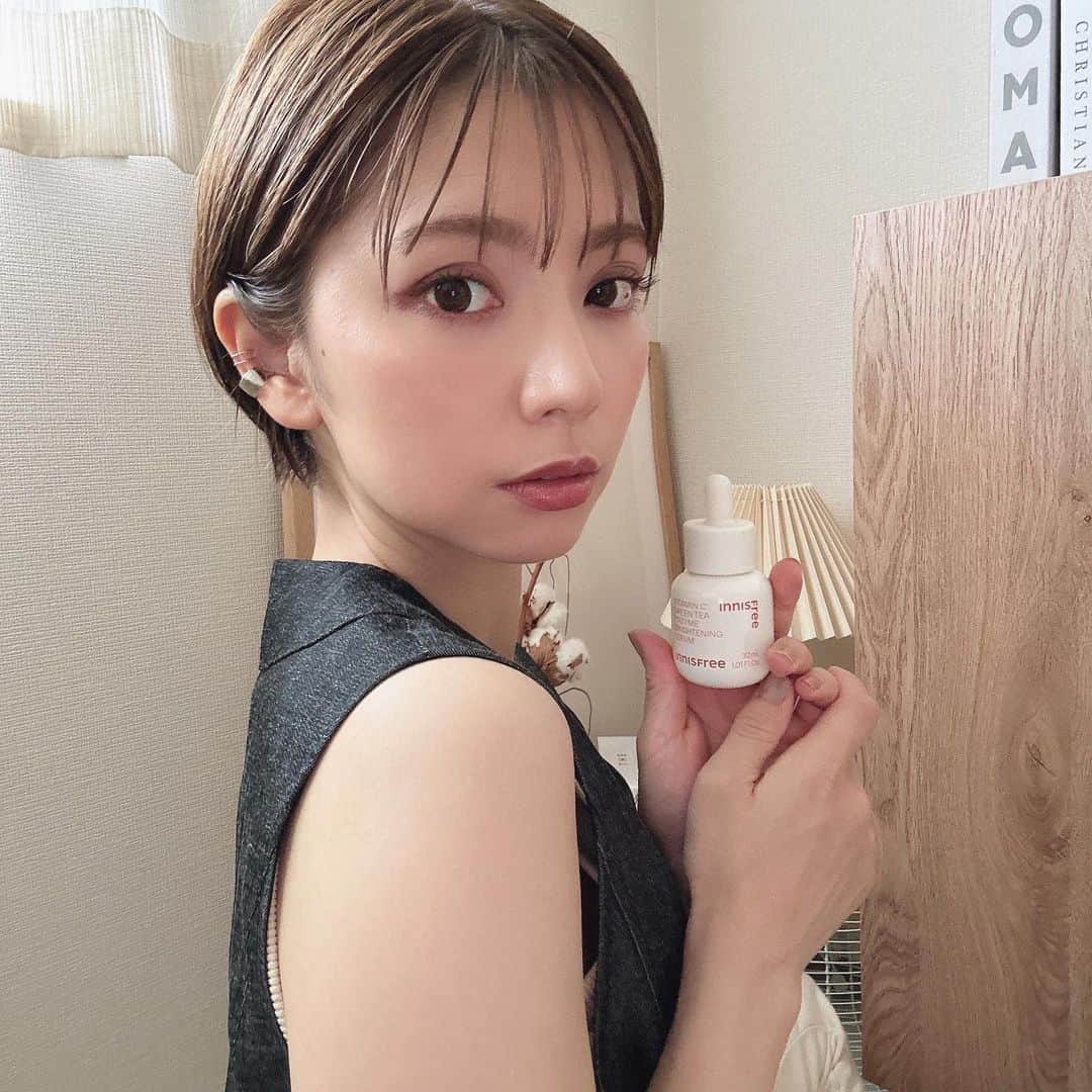 のインスタグラム：「． SNSでよく見かけて気になっていた  ☑︎イニスフリー　ビタC グリーンティーエンザイム ブライト セラム @innisfreejapan  特許成分の〝グリーンティーエンザイム〟が古い角質・毛穴の凸凹を滑らかに整え、きめ細やかな肌づくりの土台ケアをしっかりしたあと  〝デュアルビタミンC誘導体*1〟がお肌にビタミンCをしっかり届け、吸収させる仕組みになっています🍋  低刺激処方なので、敏感肌のわたしでもピリつきや乾燥が気にならず使えました（ありがたい） 無香料でVC特有の香りがしないのも嬉しい‼︎  ベタつかないサラッとしたテクスチャーなので、朝のメイク前のスキンケアに＋しています💆  つやぴかガラス玉みたいなお肌めざすぞ〜🔮  6/1からイニスフリー全国直営店・公式オンラインショップ・Qoo10・楽天市場店・Amazon・@cosme SHOPPINGにて発売中です🤳 ． *1 テトラヘキシルデカン酸アスコルビル(整肌成分)、3-O-エチルアスコルビン酸(整肌成分)*2 プロテアーゼ(整肌成分) ． #イニスフリー #ビタミンc美容液 #innifriends #pr」