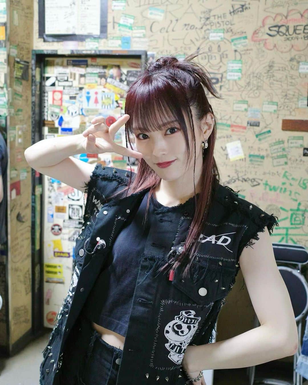 山本彩のインスタグラム：「⁡ ⁡ ☺️✌️ ⁡ ⁡ ・hairmake:(@chim__63 ) ・styling:(@samukashiwagi )」
