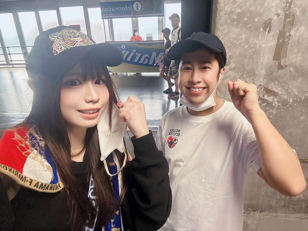 山口みらんのインスタグラム：「💪💪💪  柏戦では、ゲストで来場されてたウエストランド井口さんにご挨拶する事ができました.｡ﾟ+.(*''*)ﾟ+.ﾟ  因みに、このポーズはロペス選手のゴールパフォーマンスです💪💕(ご本人もそう言ってくれてます！)  実は、5年前のロシアW杯の時にサッカートークイベントでお仕事ご一緒させて頂いた事があったのです(˶ˊᵕˋ˵)✨  過密スケジュールの中時間作って下さり、リヨンの事も心配して下さったり、本当にお優しくて感動でした🥲❤️  今後の井口さんの益々のご活躍を楽しみにしてます(՞ . .՞)੭"✨   #ウエストランド   #ウエストランド井口  さん  #fmarinos   #マリノス   #横浜fマリノス   #jリーグ    #yokohama」