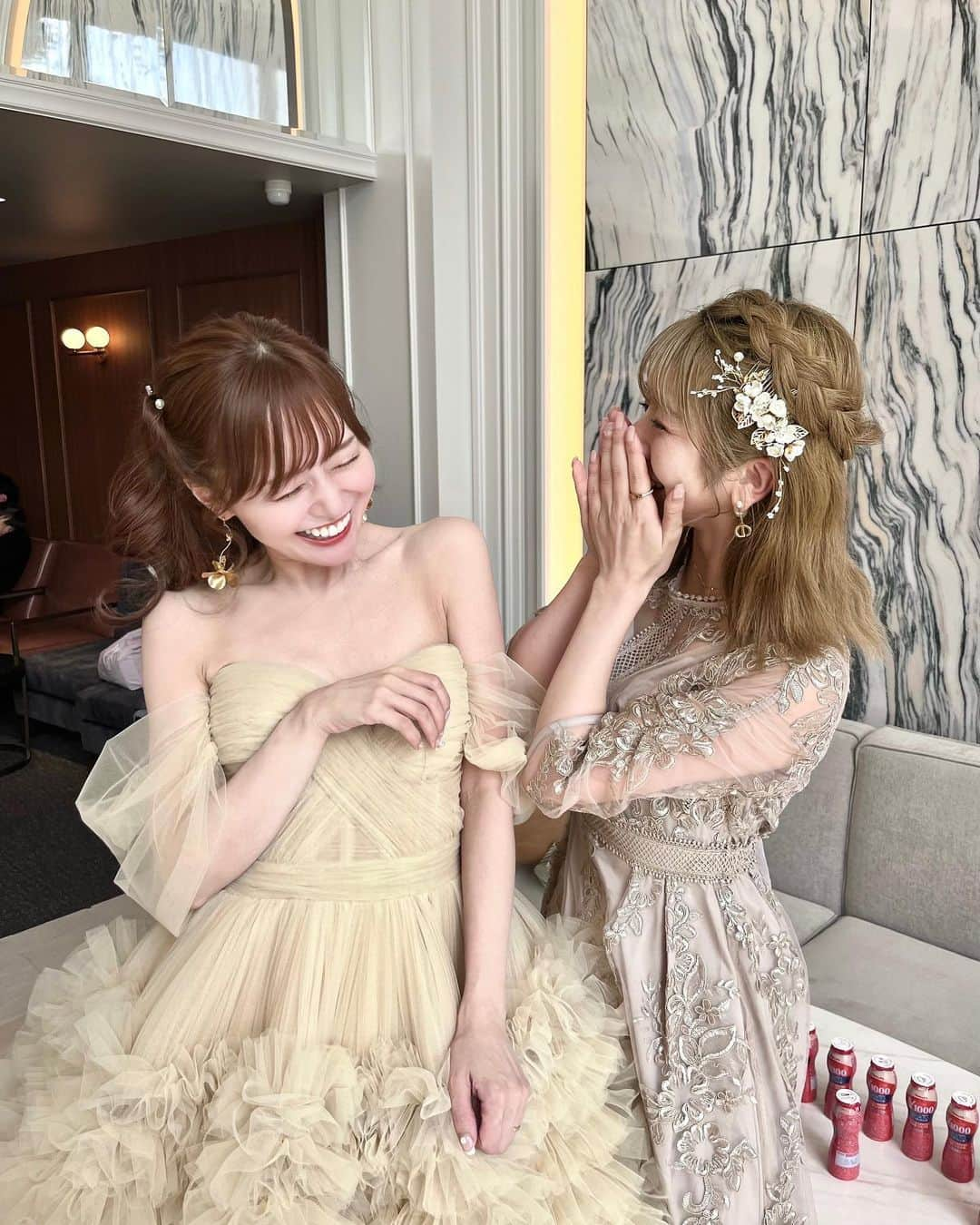 エリンコさんのインスタグラム写真 - (エリンコInstagram)「💝👰‍♀️💒💐 . 大好きなお友達の @michan.1126 の 結婚式に行ってきたよぉ〜💓 . 仲良くなってから一年くらいだけど いつも皆で集まってランチして お話しして優しくてセンスの良い おみさちゃん💝 . 終始感動しすぎてポロポロずーっと 泣いてた😭 ずっとニコニコしてて幸せそうで 私も幸せ気分になった🥹💓 . 結婚式に着て行ったワンピースは @and_robu.official だよ👗🎀 裏地もついていて一枚で決まる お上品ワンピース🎶 . ヘアアレンジは自分でサクッとしたよ🎀 . #結婚式 #お呼ばれヘア #お呼ばれコーデ #お呼ばれドレス #お呼ばれヘアアレンジ #ヘアアレンジ #結婚式コーデ #白金 #アーフェリーク白金 ウエディングドレス #东京 #时尚潮流 #可爱的 #えりんコーデ #えりんこヘアアレンジ」6月19日 19時12分 - erinko0315