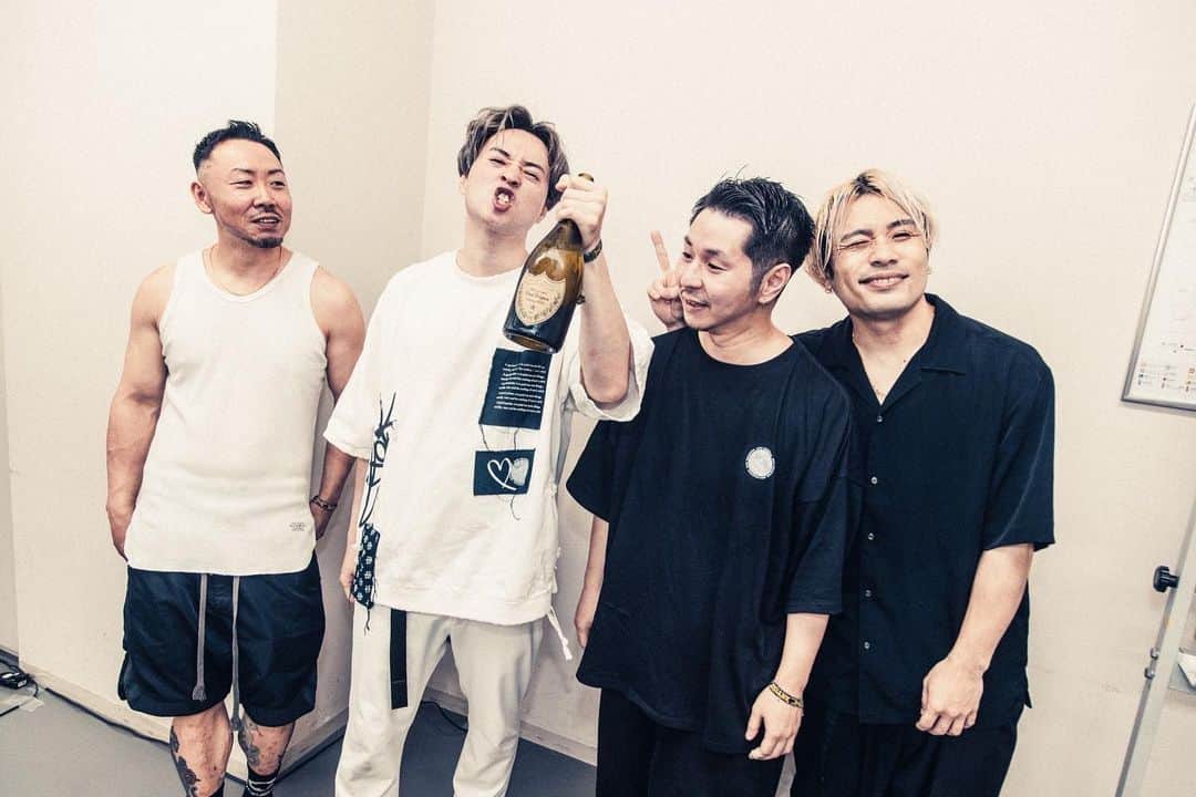 AG（エイジ）のインスタグラム：「サタニックで迎えたバースデー 今年は20周年に向けてバッシバシにぶち上げます。 皆ありがとう✌️」