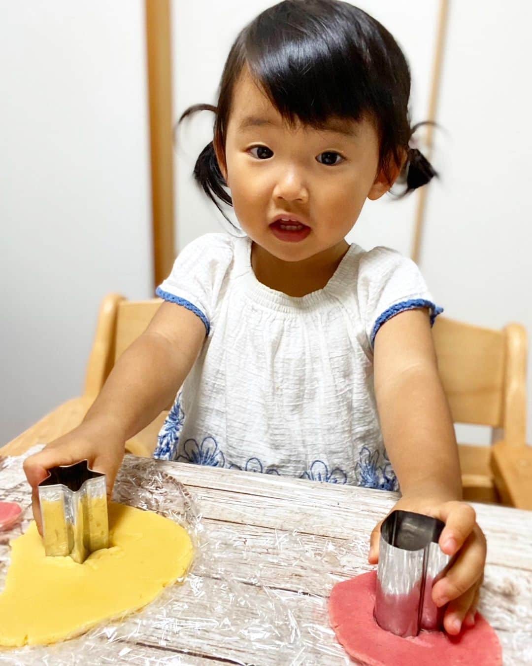 山内英輝さんのインスタグラム写真 - (山内英輝Instagram)「父の日に、2人でケーキと手紙を作ってくれてました。涙 また宝物が増えました👏  娘が可愛くて震える毎日。 似顔絵の目以外の『まゆげ、鼻、口』は娘が描いてくれたみたいで、世界1上手や👏笑  妻も毎年ホンマありがとう！！」6月19日 19時15分 - hidekiyamauchi