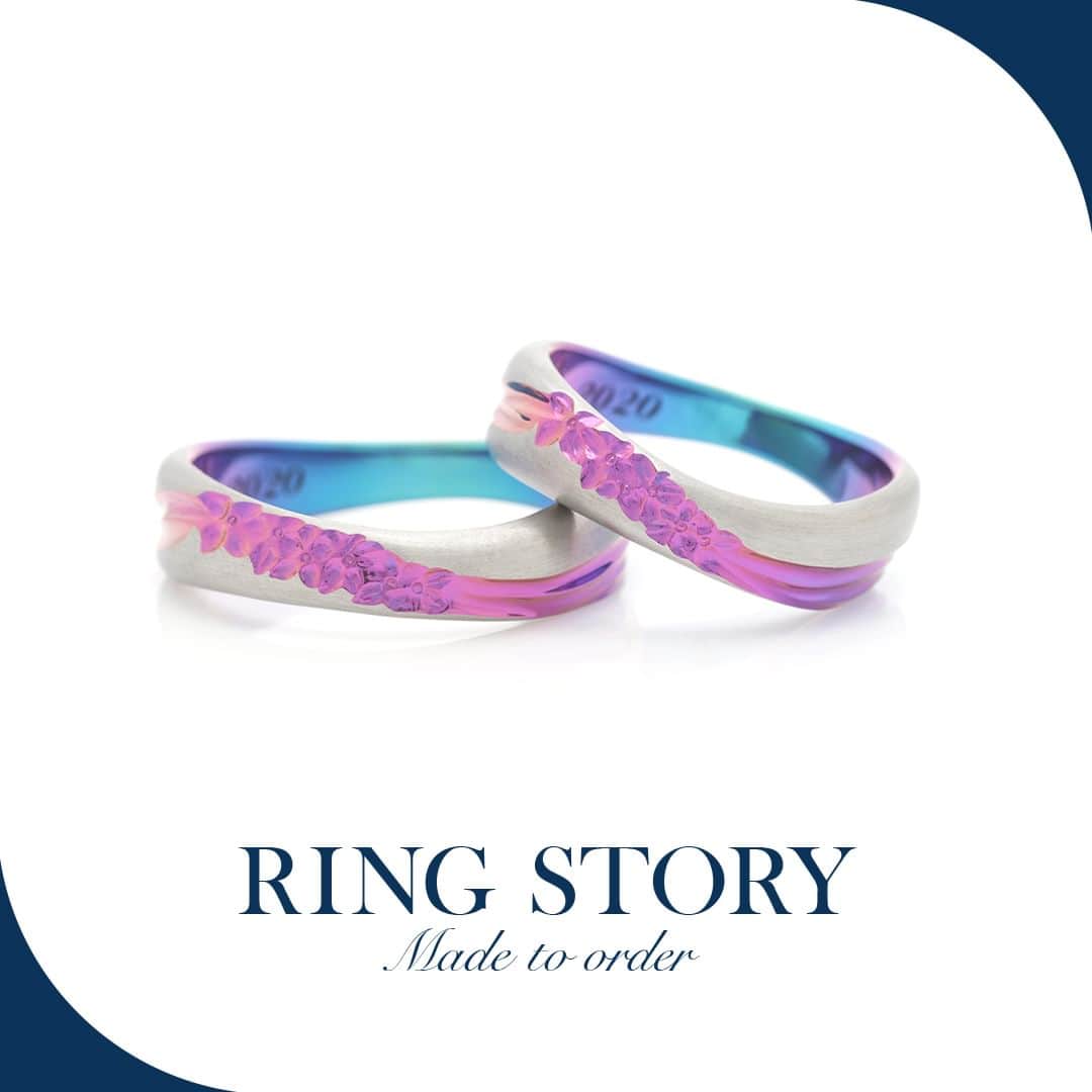 SORA ≪SORA表参道の公式アカウント≫さんのインスタグラム写真 - (SORA ≪SORA表参道の公式アカウント≫Instagram)「#指輪はいれもの 【フルオーダー事例のご紹介】 SORA直営店では、唯一無二のストーリーを込めた 指輪づくりを行なっています。  story： 紫陽花と海をモチーフにした結婚指輪  「指輪を見るたびにお互いの存在を想い合える指輪」を コンセプトにしていたお二人は、お互いの存在を 紫陽花と海に例えて指輪の中に込めました。  ピンク系の発色箇所には小さな花びらが重なり合い 愛らしくも存在感のある大輪を。  ブルー系の発色箇所はキラキラしたテクスチャーで 穏やかに煌めく水面を表現しました。  パートナーがいるから、自分らしくいられる。 そんなお二人の関係性を感じることができますね。  お客様：遼さま・瑞貴さま  デザイナー：岩倉 クリエイター：荘司  - - - - - - - - - - - - - - - - - - - -  SORAでは「指輪は“いれもの”」だと考えています。  これから末永く身に着けるものだからこそ、 心の奥底から本当に望んでいる生き方を 指輪という器＝“いれもの”に込めて、身に着ける。  それは、これから歩んでいく人生の ゆるぎない「指針」となっていきます。  SORAは二人の指針を抽出する オリジナルの接客手法「DRIP（ドリップ）」により オーダーメイドで唯一無二の指輪をご提案します。  ▼DRIPの詳しいご案内はこちら https://www.sora-w.com/drip/  ▼DRIPの提供店舗 ・表参道本店 ・札幌店（ @sora_sapporo ） ・LINEを使用したチャット相談  - - - - - - - - - - - - - - - - - - - -   🟩LINEでもデザインのご相談が可能！  公式アカウント「SORA」 と検索して お友だち登録をお願いします  - - - - - - - - - - - - - - - - - - - -   SORA公式サイトや店舗情報は アカウントTOPのURLからcheck *  >>> @sora_omotesando  ぜひハッシュタグをつけて SORAの写真を投稿してください♪  >>> #結婚指輪SORA  デザイナー、クリエイターが皆さんの投稿を拝見し 毎日パワーをいただいています🌿  - - - - - - - - - - - - - - - - - - - -   #結婚指輪 #ペアリング #金属アレルギー対応リング #結婚指輪オーダーメイド #結婚指輪探し #植物モチーフジュエリー #サムシングブルー #紫陽花 #hydrangea #ジューンブライド #junebride #プレ花嫁」6月19日 19時15分 - sora_omotesando