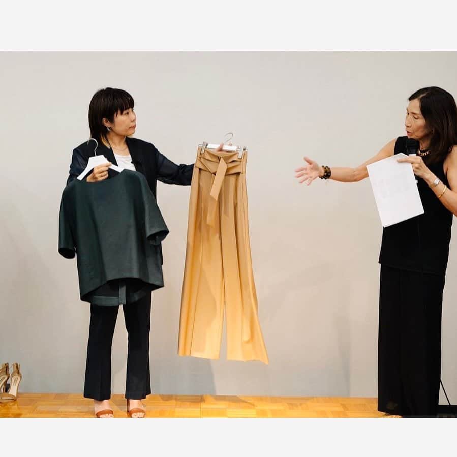 望月律子さんのインスタグラム写真 - (望月律子Instagram)「週末のトークイベント🎤 『日本パーソナルカラー協会』の皆様にファッションの楽しさ、楽しみ方をお話しする…という内容です👗  私が大切にしているファッションとは…沢山お話しをさせて頂きました。  オンラインの方も含め100名近くの方々にご参加頂きました。 パーソナルカラーはファッションとは限りませんが『色』を通じ沢山の人を笑顔にしてくださる事を願っています😌  素敵なイベントありがとうございました。 #トークイベント #日本パーソナルカラー協会 #素敵な時間  #素晴らしい機会 #ありがとうございました」6月19日 19時15分 - ritsukomochizuki