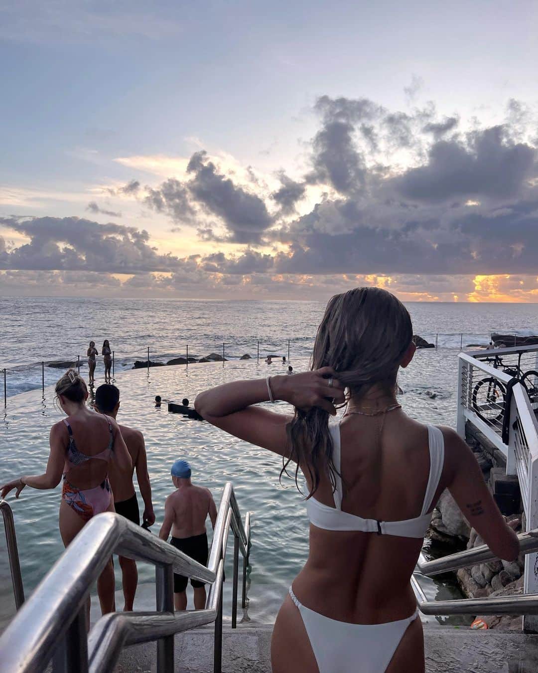 山中美智子さんのインスタグラム写真 - (山中美智子Instagram)「夏は夕方も朝方も好きだなー🤍  これは朝だよ🌞 朝からちょっと冷たい海水に浸かって、 あったかいシャワー🚿浴びると最高の気分になれるの🤍  旅行に出かけたら是非やってみて🫶🏾 めちゃくちゃリフレッシュして、いい1日が過ごせるよ😉  特にストレスが溜まった人にやってほし🫶🏾  早朝の海に浸かるメディテーション🌿  オーストラリアでは早朝のビーチに人が沢山いる☕️ みんな朝活が好きみたい🚿」6月19日 19時16分 - alexiastam1988