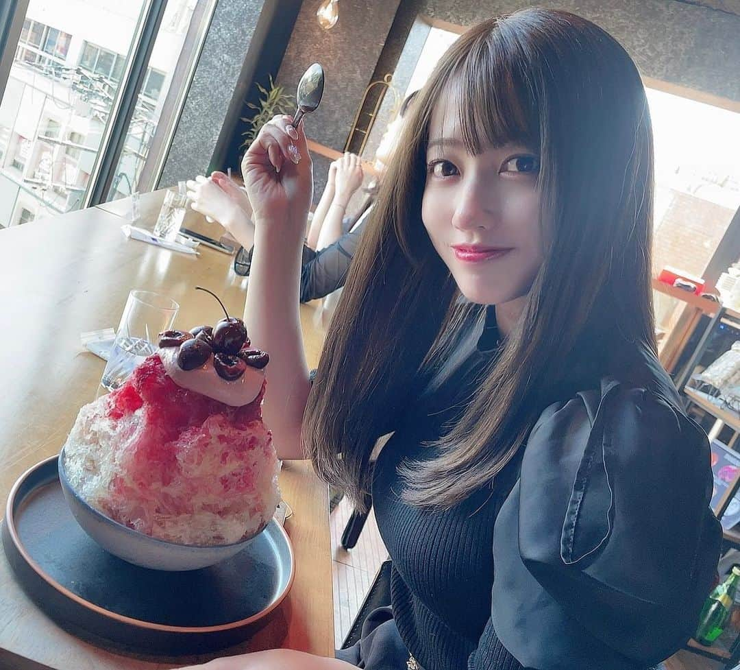 璃乃のインスタグラム：「下北沢のオシャレなカフェバー☺️💕かき氷がとても美味しいので暑い夏にぴったり✨ 佐藤錦とアメリカンチェリー🍒 さくらんぼ大好きだから本当美味しすぎた！  PR @flightlounge_shimokitazawa #flightlounge #下北沢カフェ #下北沢スイーツ #下北沢グルメ #東京パフェ #下北沢パフェ #アイドル #グラビア #japan #かき氷 #かき氷巡り」