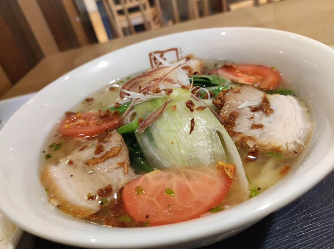 つけMen野郎のインスタグラム：「青唐うま塩ラーメン夏 喜多方ラーメン坂内 品川シーズンテラス店 久々の坂内。坂内って青唐シリーズ多いよな、ってことで期間限定麺。青唐の辛味がじわじわと後を引く。スープは酢なのかな、酸味というか酸っぱ味を結構感じる。うま塩のネーミング通りにうま塩っぽさがもう少し欲しかった。チャーシューは相変わらずうまくて、サービスライスとおいしくいただきました。」