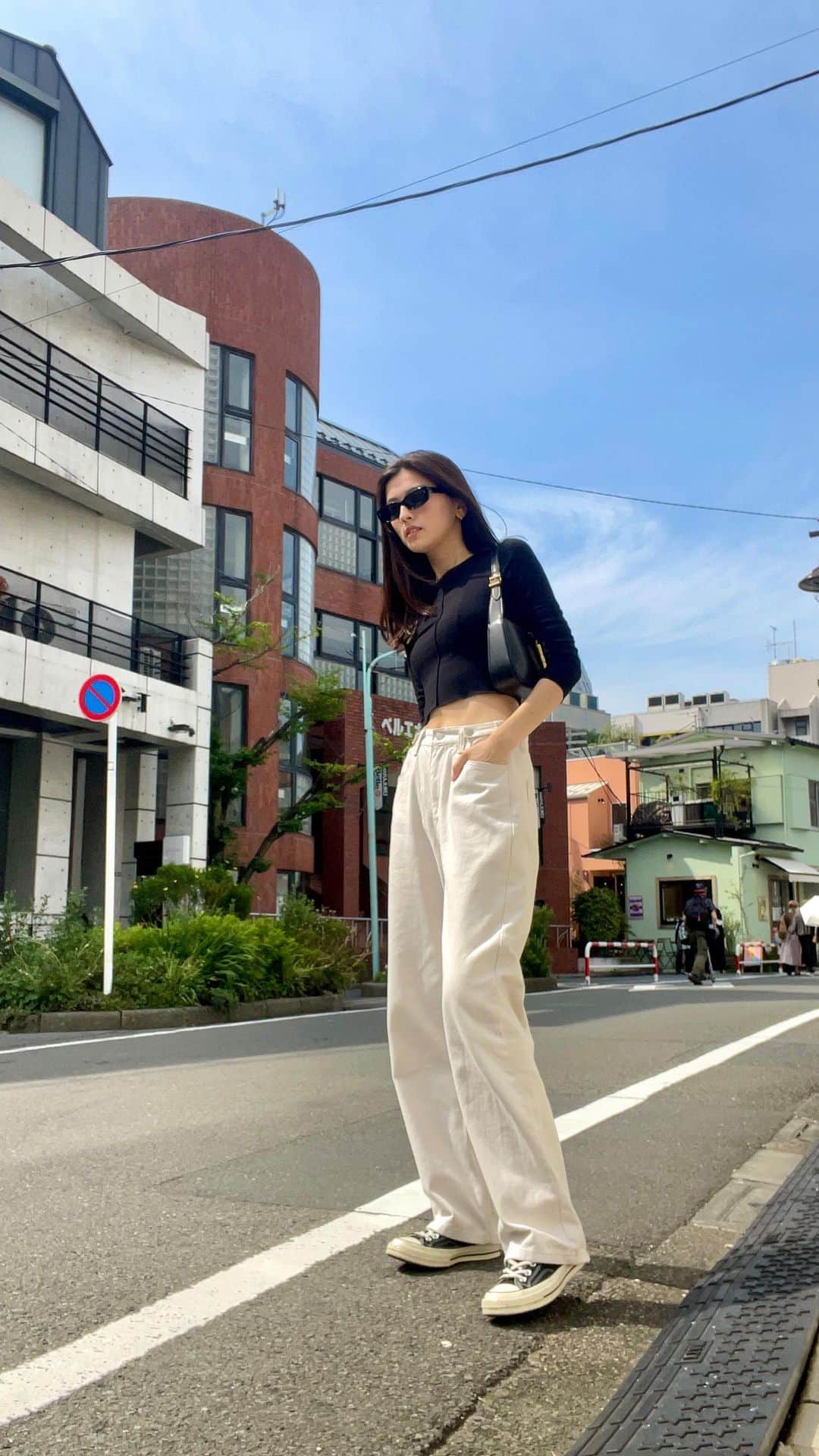 畑井咲耶のインスタグラム：「🖤🤍  #monotone#monotonecode#whitepants#blackwhite#whiteblack#simplefits#simpleoutfit#モノトーンコーデ#モノトーン#シンプルコーデ#白パンツ#白パンツコーデ」