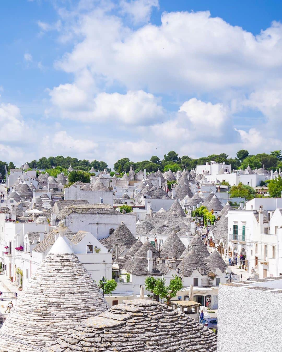 田島知華さんのインスタグラム写真 - (田島知華Instagram)「【Italy🇮🇹Alberobello】 久しぶりの更新です。 あっという間に夏の気候になってきました🌼 青空を見ると色々な国を思い出しますが、6月に訪れた南イタリアのアルベロベッロは毎日晴れていて空が綺麗だったなと懐かしくなります☺️  今年こそは海外に、と夏休みの旅行を計画中です✍️ 周りでも海外に行く人たちが増えてきて嬉しい…！ Copyright © TAJIHARU _ #たじはるトリップ #TAJIHARU_italy #イタリア #南イタリア #プーリア州 #アルベロベッロ #ヨーロッパ #女子旅 #旅ガール #カメラ女子 #イタリア旅行 #italy #southitaly #puglia #alberobello #europe #igerseurope #igersitaly #topeuropephoto #topitalyphoto #visititaly #visitalberobello #wonderful_places #beautifuldestinations #beautifulplace #earthpix #discoverglobe #discoverearth #awesome_phototrip」6月19日 19時39分 - haruka_tajima