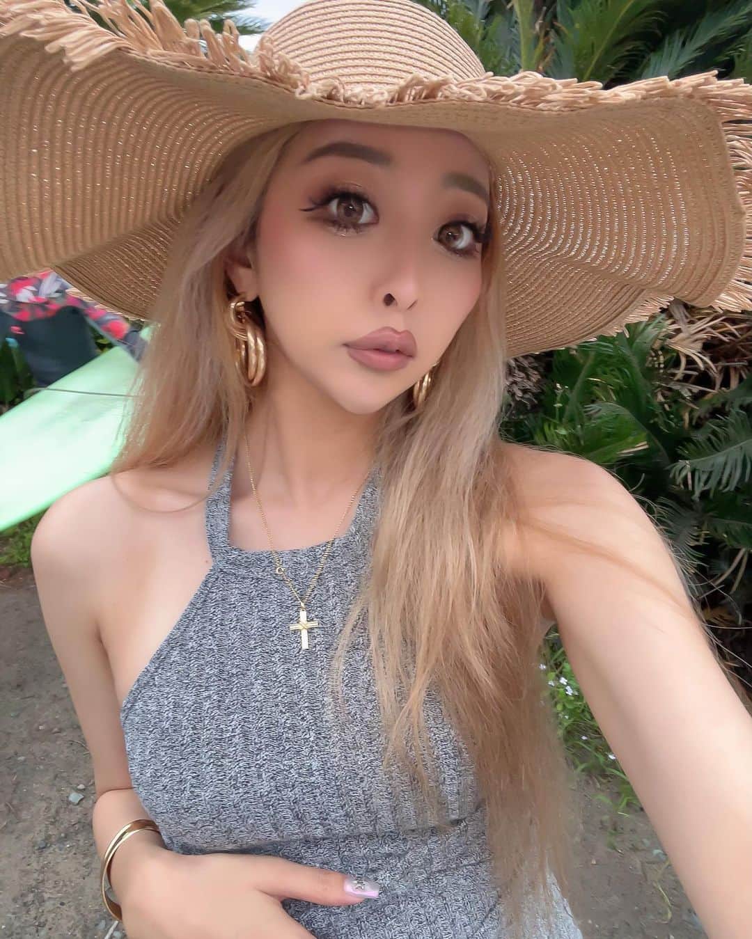 まあーか（まかたん）のインスタグラム：「. 夏ワンピでもお夏仕様なんだよなあ🥺☀︎ . #ポートレート撮影#shein#バレイヤージュ#白浜#海撮影#下田#夏女#ビキニギャル#ぎゃる#トレーニング#尻トレ#ワンピースコーデ#リゾートワンピ」