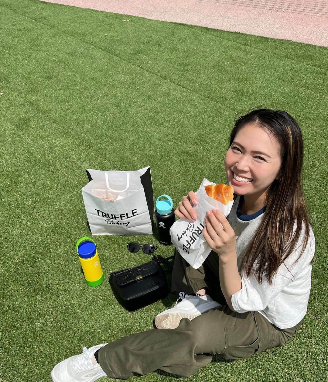 松本遥奈のインスタグラム：「最近やっと暖かくなってきましたね☀️ この前エスコンフィールドで食べた、白トリュフの塩パン美味しすぎた😋❤️ #エスコンフィールド北海道 #trufflebakery #白トリュフの塩パン  #roxy #roxyjapan  #oakleyjapan」