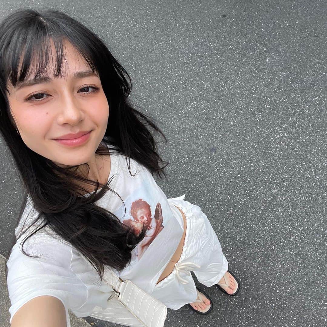 想乃のインスタグラム：「天使👼🏻🏹🤍  🖇trousers: 10870417 🖇t-shirt: 2560429 🖇bag: 1855968 🖇lip gloss: 11915400 - cruelty free🐇  coupon code【sonoduly】  1~5,999円 .. 15%off 6,000円~ .. 20%off 6/30 まで𓂃𓈒𓏸︎︎︎︎ 🕊️  #sheinforall #ad #angel  #ホワイトコーデ #天使」