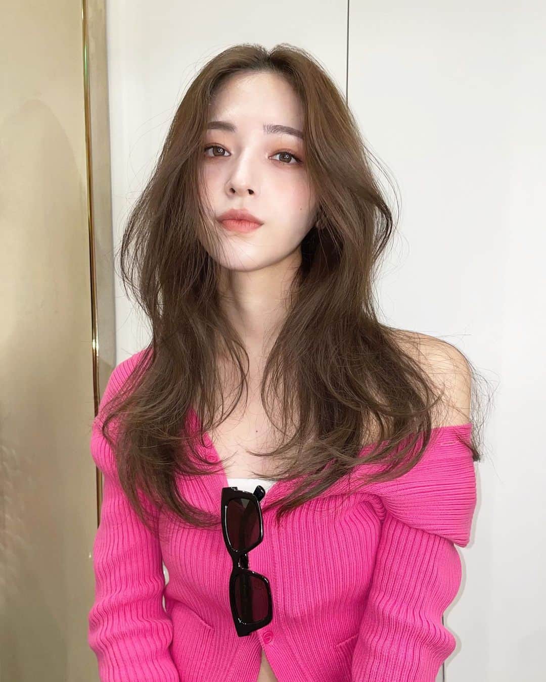 原涼香のインスタグラム：「🩷🆕今やりたい韓国レイヤーロング🆕🩷 夏は軽やかなレイヤースタイルがトレンドですദ്ദി‪- ·̫ - ̳ ㅤㅤㅤㅤㅤㅤㅤㅤㅤㅤㅤㅤㅤ 🎀韓国HAIR STYLE menu... ㅤㅤㅤㅤㅤㅤㅤㅤㅤㅤㅤㅤㅤ ☑︎カット ワンカールだけでも可愛いこだわりレイヤーカット♡  ☑︎プレミアムケアカラー(or Wケアカラー) 透明感バツグンのベージュカラー♡ ㅤㅤㅤㅤㅤㅤㅤㅤㅤㅤㅤㅤㅤ ☑︎HITAトリートメント 韓国人みたいなツヤ髪はトリートメントがマスト♡  ㅤㅤㅤㅤㅤㅤㅤㅤㅤㅤㅤㅤㅤ ご予約はリンクから🫶🏻🔗 ㅤㅤㅤㅤㅤㅤㅤㅤㅤㅤㅤㅤㅤㅤㅤㅤㅤㅤㅤㅤㅤㅤㅤㅤㅤㅤ ㅤㅤㅤㅤㅤㅤㅤㅤㅤㅤㅤㅤㅤ  #SHIMA#韓国ヘア#韓国スタイル#レイヤーカット#ワンホンヘア#ワンホン#ダークトーン#網紅#初カラー#暗髪#ベージュカラー#ラベンダーカラー#グレージュ#オリーブカラー#透明感カラー#銀座美容院#銀座美容室#美容師#시스루뱅#레이어드컷#koreanhair」