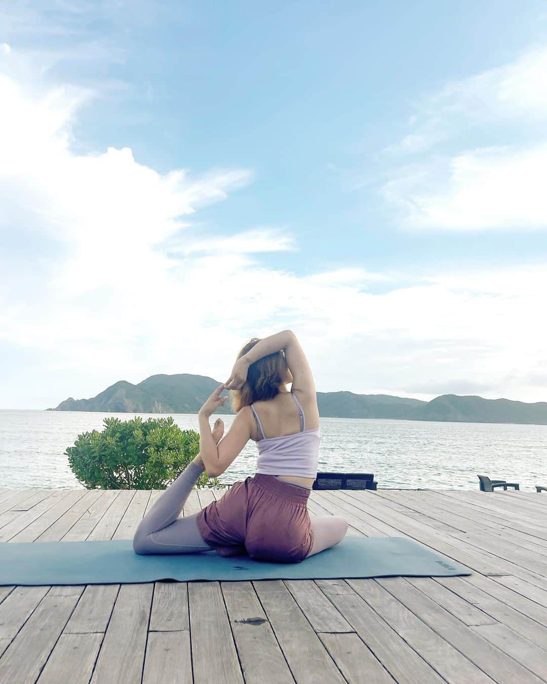 板橋瑠美のインスタグラム：「過去最高空間で、 過去最高なヨガを体験してきた…✨  ヨガの無心になる時間が大好きで、 人生で一番ストレスがやばかった14年前、 ヨガ初めて本当にリフレッシュで助けられて居たから、 たまに行くようにしてるんだけど、 先日誕生日前に行ってきた、THE SCEANで体験したヨガが人生最高によかった！！！！  心地いい風、天井がない壮大な空、波の音、全てが混ざり合ったらこんな幸せなの？ とビックリ。。。。  また絶対に行きたい！いや行く！！！💓  @the_scene_wellnessresort   リフレッシュしたい方は絶対に絶対に行くべき👍」
