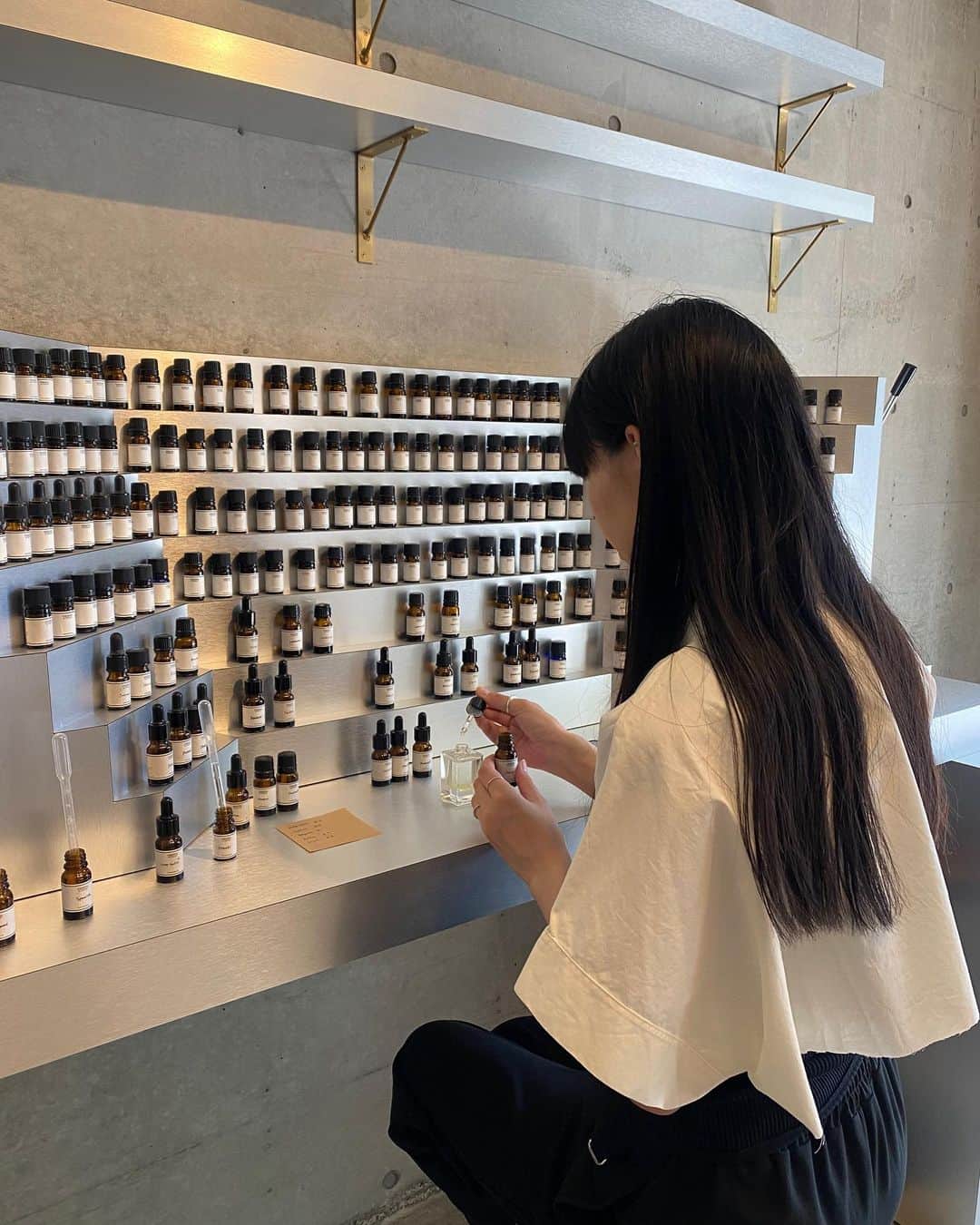 Shiho Sasakiさんのインスタグラム写真 - (Shiho SasakiInstagram)「@gagan.jewelry のアトリエにて。 fragrance workshopを体験してきました🫙 数ある香料の中から、自分好みの香りを混ぜ混ぜ… 調香したボトルの中にはストーンを入れられるんだけど、使用後にジュエリーに加工してくれるんだって！💎 使い切るのも楽しみ😌  workshopは、DMにて予約出来るみたいです💓 @runa_7125 さん、ありがとうございました♡  #gaganjewelry  #viento」6月19日 19時34分 - shihomurata0718
