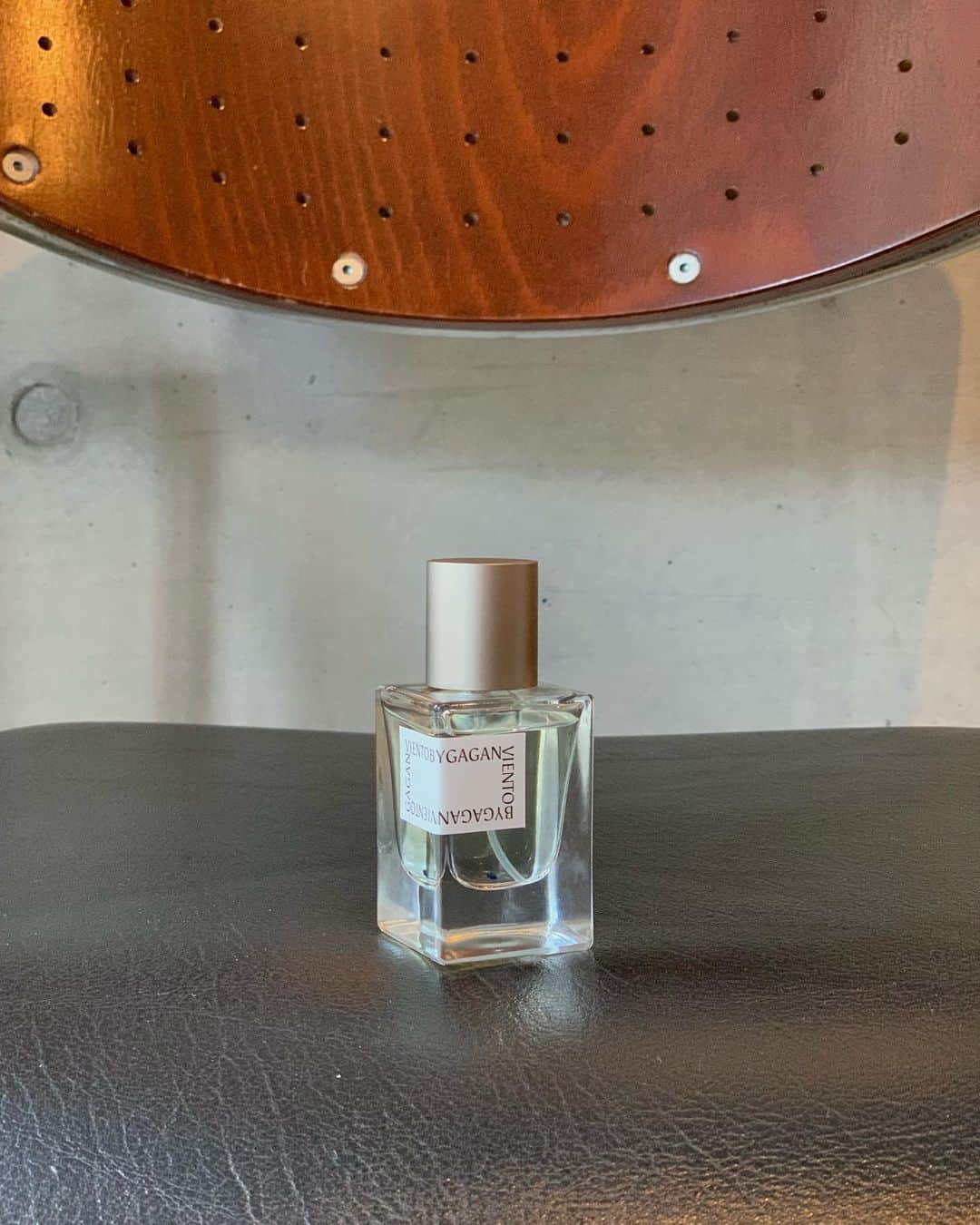 Shiho Sasakiのインスタグラム：「@gagan.jewelry のアトリエにて。 fragrance workshopを体験してきました🫙 数ある香料の中から、自分好みの香りを混ぜ混ぜ… 調香したボトルの中にはストーンを入れられるんだけど、使用後にジュエリーに加工してくれるんだって！💎 使い切るのも楽しみ😌  workshopは、DMにて予約出来るみたいです💓 @runa_7125 さん、ありがとうございました♡  #gaganjewelry  #viento」