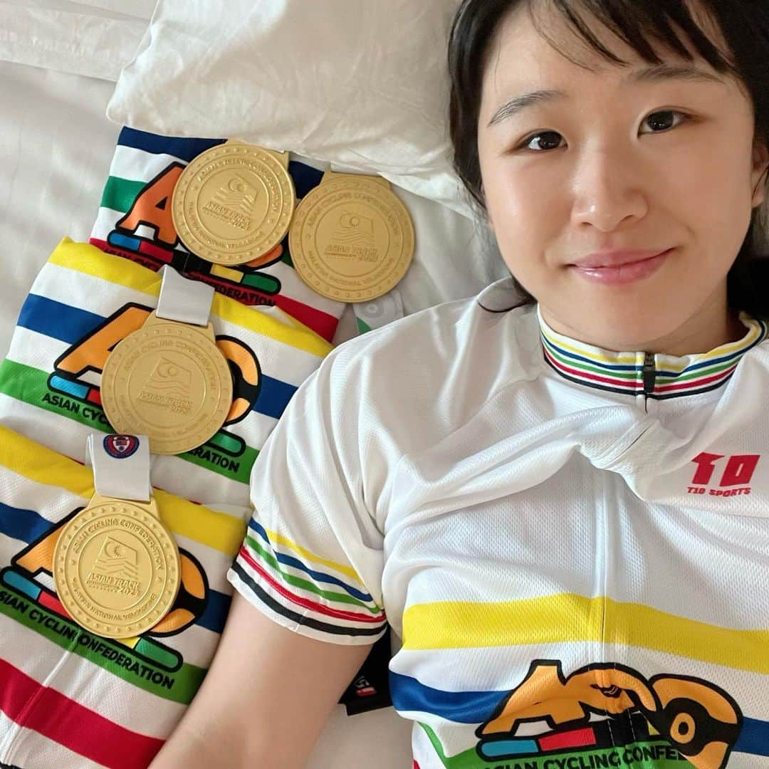 梶原悠未のインスタグラム：「My 20th Asian Champion Title☺️  20回目のアジアチャンピオンタイトルを獲得できました🥇🎊  オムニアム、5度目の優勝🏆💖 今大会、四冠達成🥇🥇🥇🥇🎉  今日はこのアジアチャンピオンジャージを着て幸せに浸りながら寝ます☺️🥰  この結果も、一途にサポート応援してくださる皆様のおかげです🙇‍♀️💖  心より感謝いたします。  次戦は世界選手権です🇬🇧🌈  帰国したらすぐに練習を開始します🚴‍♀️  #cycling #sports #athlete #roadcycling #trackcycling #olympics #malaysia #asianchampionship #自転車 #サイクリング #ロードバイク #スポーツ #アスリート #オリンピック #海外 #マレーシア #アジア選手権   #TEAMYumi #thankyou  #koeiscience @koeiscience #石心会 @kenkoujyukuch_kanagawa #日本ウェルネススポーツ大学  #OGKKABUTO #BIORACER #CRAFT #NITTO #CWX #グローバルwifi」