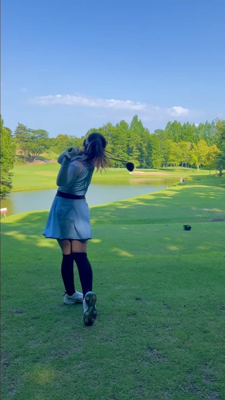 のインスタグラム：「@lanvin_sport_official 🩵 ワンピースだよ😚✌️ 3ウッドイメージ通りに上手く打てた🫶 奥に行っちゃったけど😢  .  #ゴルフ #ゴルフ女子 #ゴルフ男子 #スポーツ女子 # #golf #golfing #golfer #golfwear #ゴルフウェア #ゴルフコーデ #YouTube #골프 #골프여자 #高尔夫  #instagolf #ゴルフ好きな人と繋がりたい」