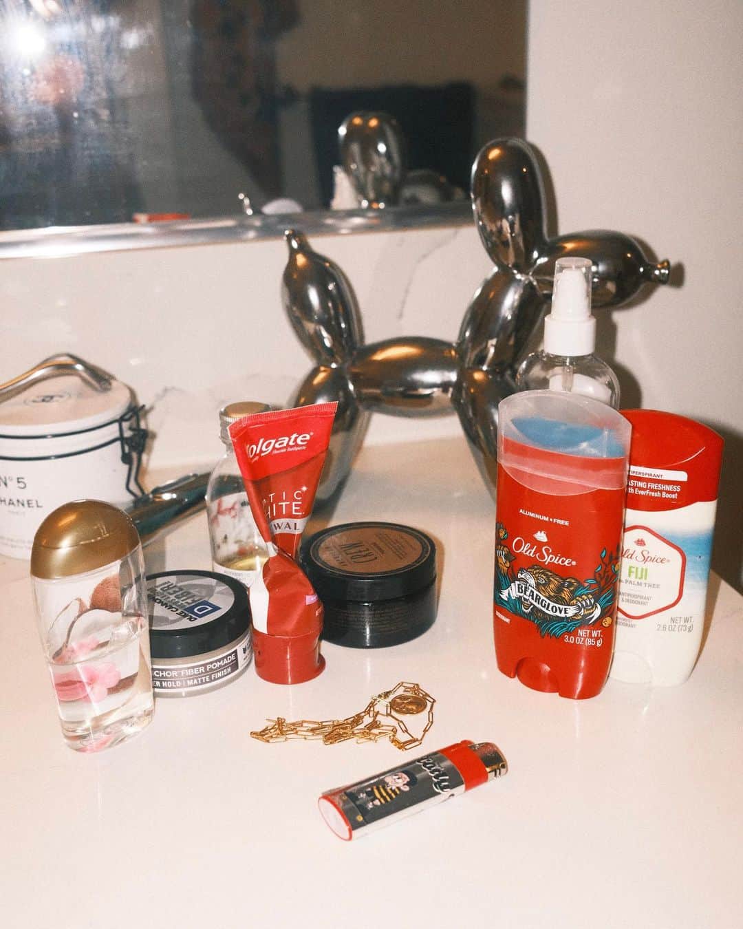 のインスタグラム：「“私物紹介”  ① @yon__jewelry  どんな時でも一緒。ゾウのコインがお気に入り。  ② @biclighter  やっぱりライターは、BiCでしょ。  ③ @oldspice  ④ @oldspice いろんな種類を使った中でこの二つの匂いが好きで、ずっと使ってるアイテム。  ⑤ @chanel.beauty  特に長く浸かりたいときに使う入浴剤。  ⑥ @ogx_beauty  このオイルが好きで毎日使ってる。匂いも仕上がりも最高。  ⑦ @colgate 歯磨き粉はこれ。  ⑧ @dukecannon  ⑨ @americancrew  今までずっとハードタイプを使ってたけど最近ソフトタイプに変えた。ソフトな仕上がりにしたいときにオススメ。  ⑩ @palmers  ココナッツ感が強いので、天気のいい日に使ってるアイテム。 ※ラベルは変えてます。  11 @davinesofficial  お風呂上がりや、セットしない日に使うヘアオイル。  以上。」