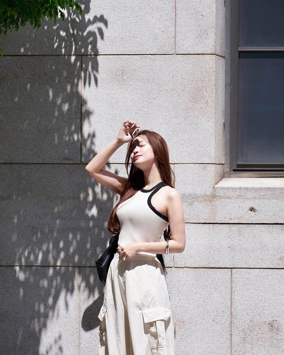 早川実季さんのインスタグラム写真 - (早川実季Instagram)「昨日の投稿に引き続きこの日のお洋服も @maybins_japan 🐈‍⬛ サイトでこの合わせしてて可愛かったから真似してみました♡  この服トップスもスカートも涼しくて、お気に入り🌿  #maybins #dholic #韓国ファッション」6月19日 19時37分 - hayakawa_miki