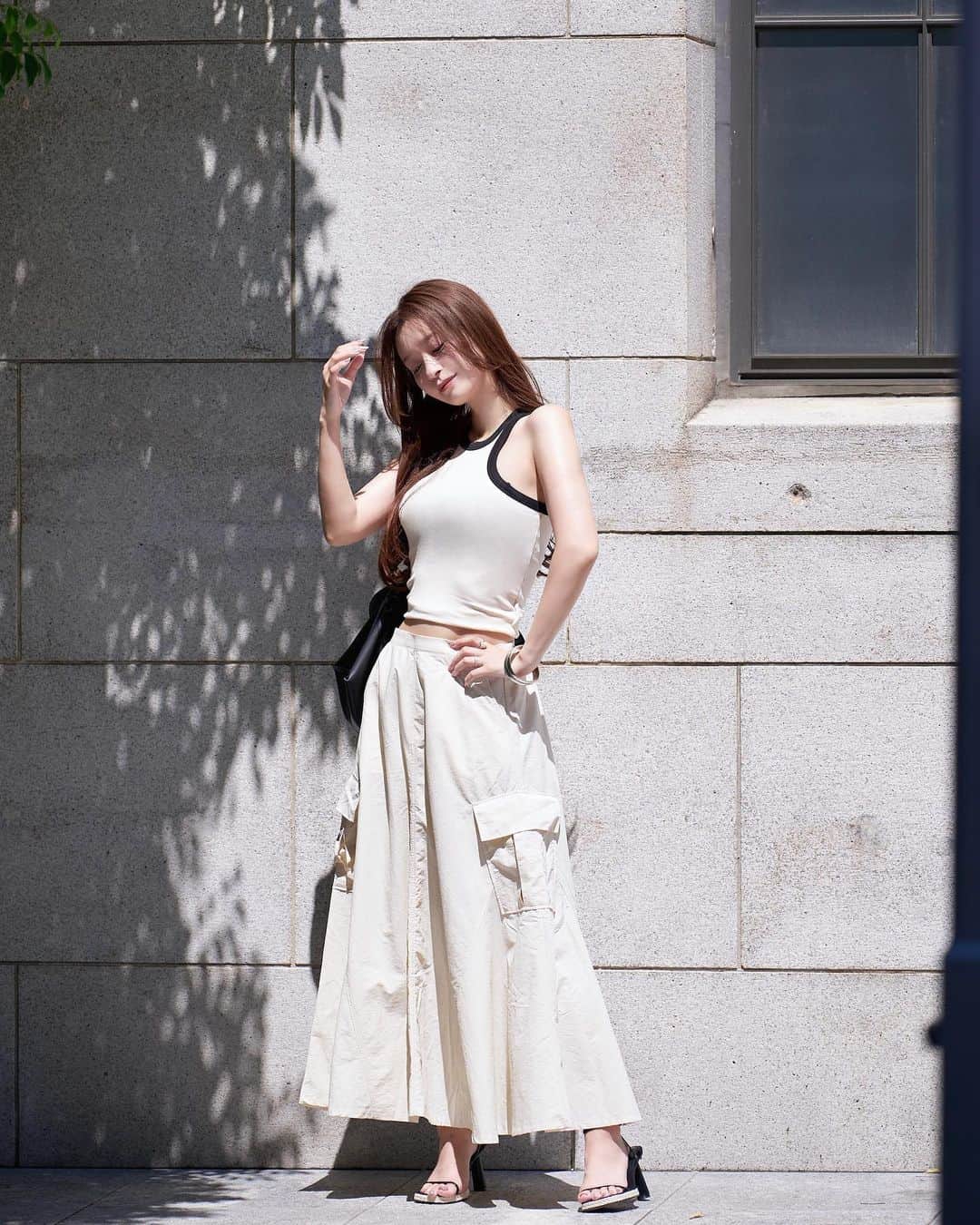 早川実季のインスタグラム：「昨日の投稿に引き続きこの日のお洋服も @maybins_japan 🐈‍⬛ サイトでこの合わせしてて可愛かったから真似してみました♡  この服トップスもスカートも涼しくて、お気に入り🌿  #maybins #dholic #韓国ファッション」