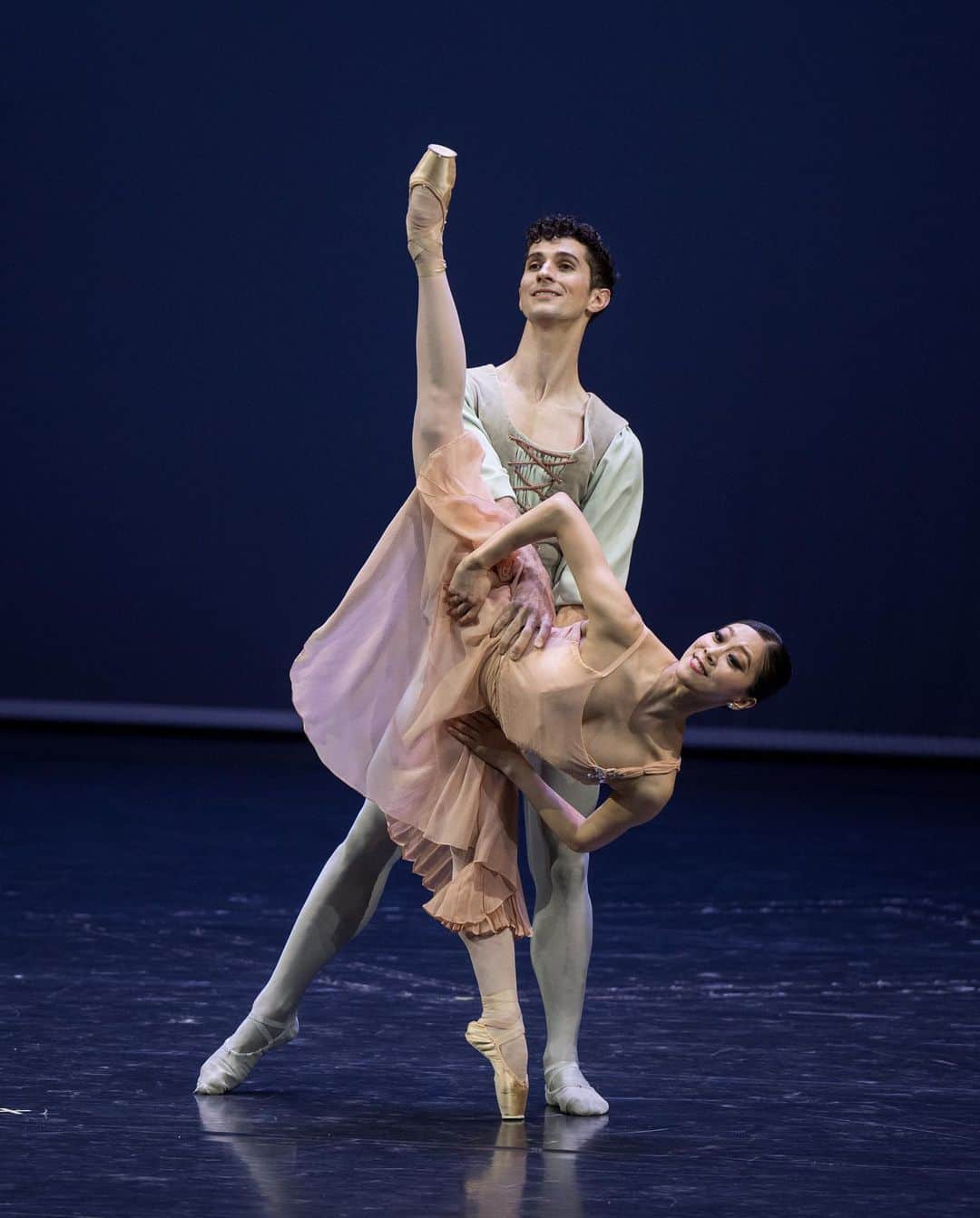 倉永美沙さんのインスタグラム写真 - (倉永美沙Instagram)「I'm grateful to be a part of the 36th International Ballet Gala, sharing the stage with @ballettdortmund and artists from all over the world. I'm feeling inspired, and my heart is full. ♥️ A special thanks to @bobby_maxx for dancing with me 🌟Photo by @ljanosz   今年で３回目。ドルトムントバレエのガラに出演できて本当に感謝しています。バレエドルトムントの皆さん、世界中のアーティストと一緒にステージを共にできて幸せです。インスピレーションをありがとう💕   #InternationalBalletGala #BalletInspiration #StageMagic #バレエ#GlobalArtists #HeartFullOfJoy #DancingDreams #BalletLove #バレリーナ#ArtisticJourney #ballerinalife #travellife」6月20日 6時29分 - misakuranaga