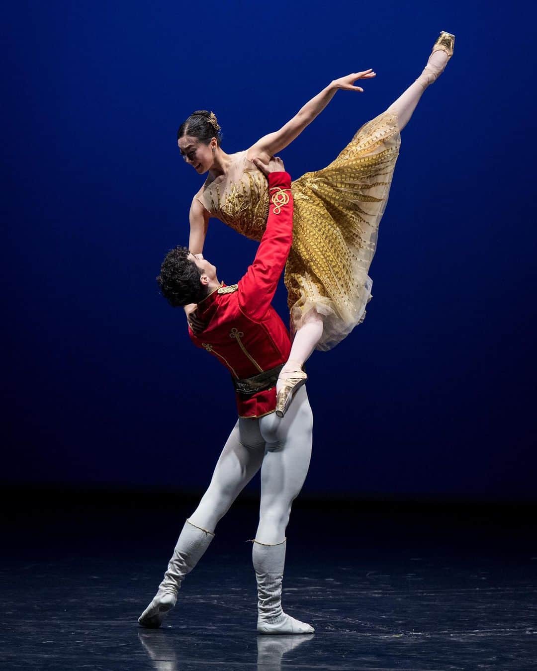 のインスタグラム：「I'm grateful to be a part of the 36th International Ballet Gala, sharing the stage with @ballettdortmund and artists from all over the world. I'm feeling inspired, and my heart is full. ♥️ A special thanks to @bobby_maxx for dancing with me 🌟Photo by @ljanosz   今年で３回目。ドルトムントバレエのガラに出演できて本当に感謝しています。バレエドルトムントの皆さん、世界中のアーティストと一緒にステージを共にできて幸せです。インスピレーションをありがとう💕   #InternationalBalletGala #BalletInspiration #StageMagic #バレエ#GlobalArtists #HeartFullOfJoy #DancingDreams #BalletLove #バレリーナ#ArtisticJourney #ballerinalife #travellife」