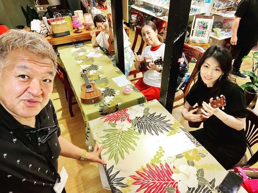古本新乃輔のインスタグラム：「さてさて ご報告が遅くなりまして申し訳ございません。  6月10日(土)は #舞浜イクスピアリ の #LaniHawaii さんで #しんのす #ウクレレ #ワークショップ でした！  沢山のご来店、誠にありがとうございました！  来月は 7月2日(日)を予定しております！  ご新規様大歓迎！ ウクレレをはじめるタメの 初歩中の初歩を 親切丁寧をモットーに！ しっかりとお伝え致します！  そして、 常連様も引き続き！ ウクレレを弾く大切なステップを お伝えしますので、 細く長ぁ〜くで 地道にやっていきましょー！  詳細はまた後日！ *\(^o^)/*」
