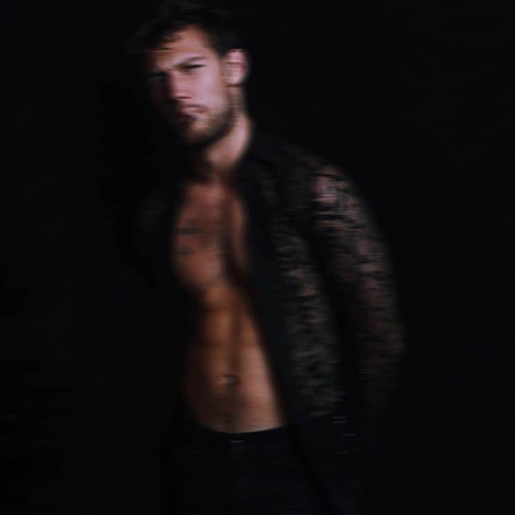 アレックス・ペティファーのインスタグラム：「“Blurred” 📷  @darkdreamsentertainment」