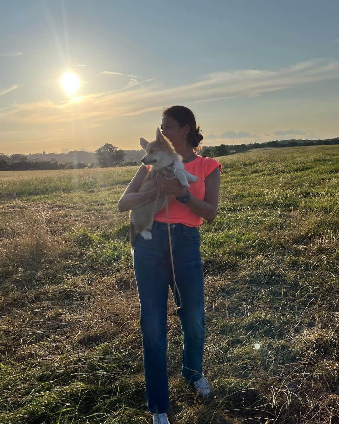 メラニー・サイクスのインスタグラム：「Evening all, well I think I got more out of the 'Monday Mingle' puppy socialising class then Porchie 🐾😁🙏🏻  And breath 🤸🏽‍♂️💫❤️   Big love to all   #sunset #puppysocialisation  #field  #corgi #corgipuppy  #autistic  #supportdog #vastsky  #cloudlover」