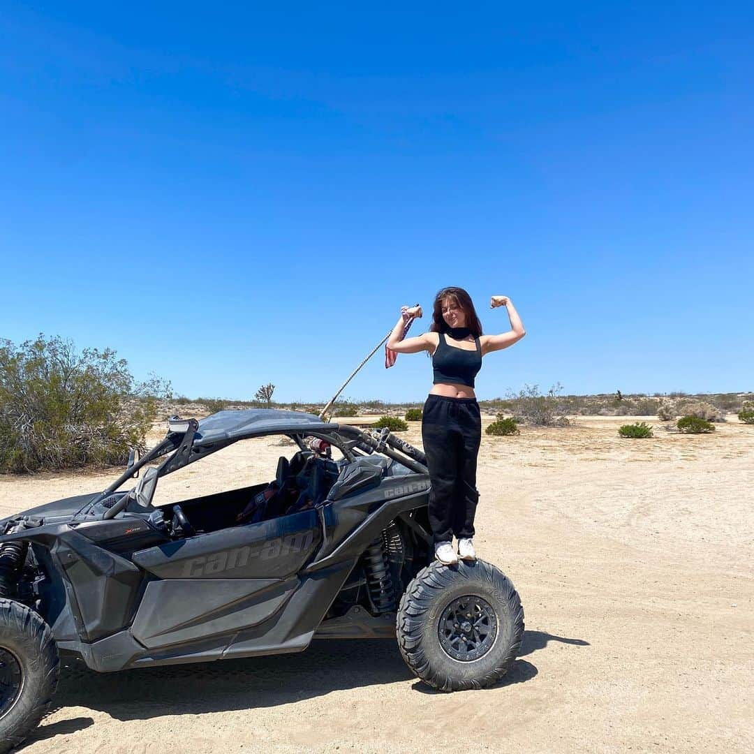 ベイビー・アリエルのインスタグラム：「you guys!! i learned how to drive!! 🏜️🛸@wilddeserttours」