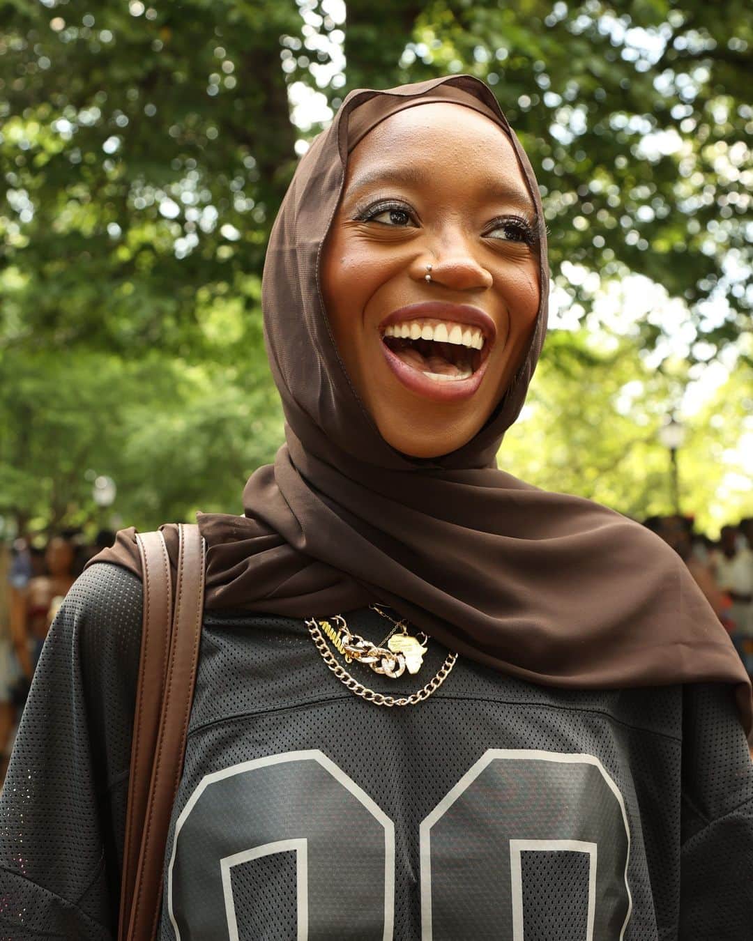 Vogueさんのインスタグラム写真 - (VogueInstagram)「Fort Greene Park was overflowing with Black joy yesterday. An abundance of beaming smiles and sweltering skin were at every turn during @thelayoutco’s celebration of Black expression and community. Founded by @emilyanadu, Manushka Magloire, @michaeloloyede_, and Cyrus Aaron (@officialallycy) after the murder of George Floyd, The Lay Out creates events throughout the year where Black folks can take up space without fear of their own environment.  At the link in our bio, celebrate #Juneteenth with a look inside the event.」6月20日 5時31分 - voguemagazine