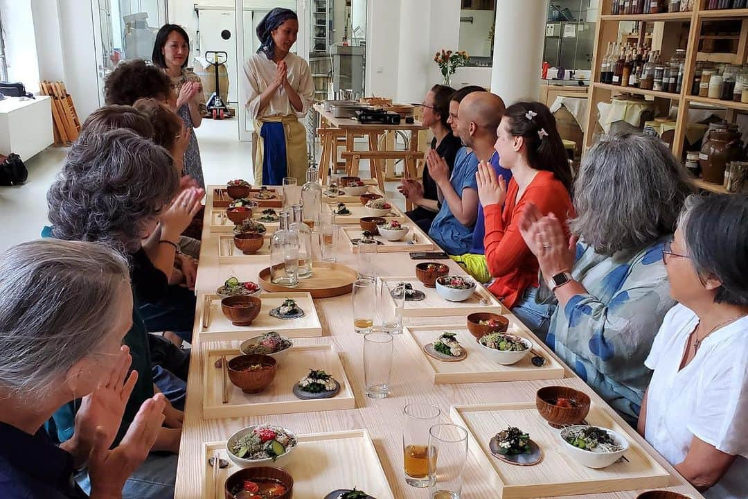 日登美さんのインスタグラム写真 - (日登美Instagram)「Thank you for coming to my Ichijuissai cooking class @mimiferments. What a pleasure to cook together. This is what I call, Once in a lifetime experience🙏 Special thanks to my dear Reiko @salon.mimiferments   コロナを経て初、数年ぶりの リアルクッキングクラス。 ミミ @mimiferments の最高クオリティの発酵調味料を贅沢に 使わせていただけた幸せ。 マクロビオティックで仕上げた一汁一菜をみんなで料理する 喜び。プライスレス。 皆さま有り難う御座いました！  Thank you for photos ! @soul_in_wonder 🙏  #cookingclass #ws #mimiferments #fermentation #macrobiotic #berlin #ichijusansai #japanesefood #organicfood #localproduct #マクロビオティック #料理教室 #ベルリン #発酵」6月20日 5時30分 - hitomihigashi_b