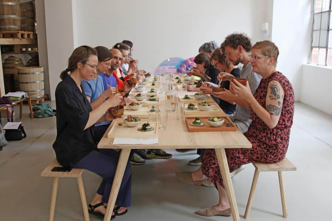 日登美のインスタグラム：「Thank you for coming to my Ichijuissai cooking class @mimiferments. What a pleasure to cook together. This is what I call, Once in a lifetime experience🙏 Special thanks to my dear Reiko @salon.mimiferments   コロナを経て初、数年ぶりの リアルクッキングクラス。 ミミ @mimiferments の最高クオリティの発酵調味料を贅沢に 使わせていただけた幸せ。 マクロビオティックで仕上げた一汁一菜をみんなで料理する 喜び。プライスレス。 皆さま有り難う御座いました！  Thank you for photos ! @soul_in_wonder 🙏  #cookingclass #ws #mimiferments #fermentation #macrobiotic #berlin #ichijusansai #japanesefood #organicfood #localproduct #マクロビオティック #料理教室 #ベルリン #発酵」