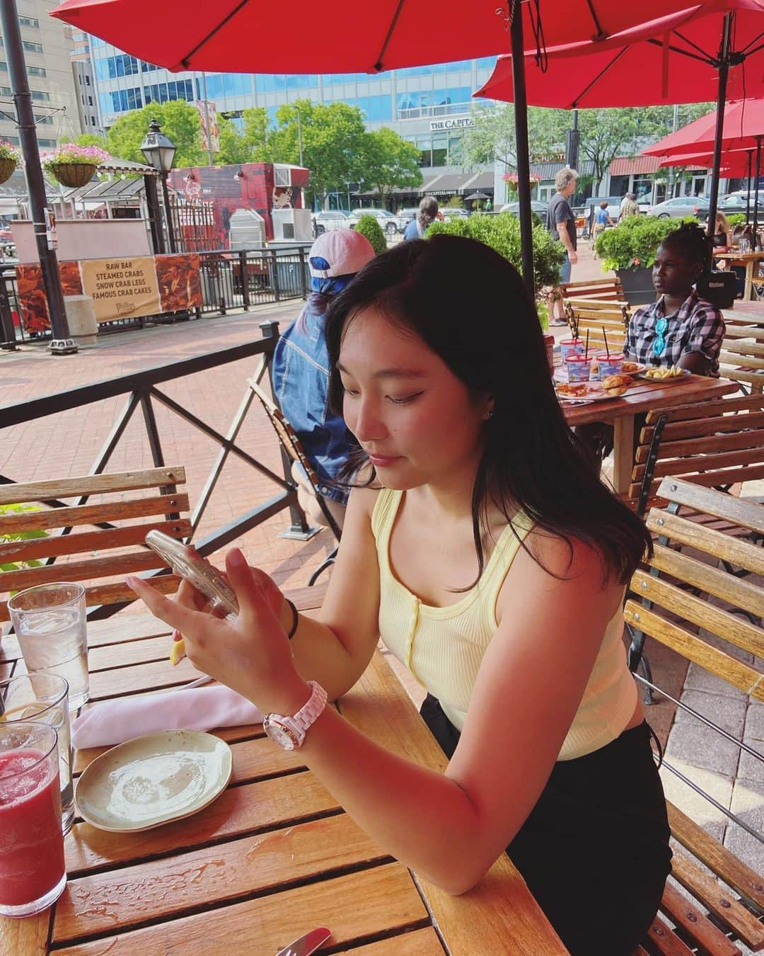 西畑萌香さんのインスタグラム写真 - (西畑萌香Instagram)「photos of my day off from some time ago 🌼🍒🍹  再渡米して気付いたら半年も経ってた。 EPSONツアーも今週の試合を終えたら折り返し地点になります⛳️ 去年と比べてこっちの生活には慣れて何不自由なく生活できてるけど、ゴルフが上手くいなかくて、それが原因で何してる時も全然幸せじゃなかったんやけど、最近は韓国語の勉強したりして気分転換するように心掛けてる🤔 でも確実に良くなってきてるって実感はあって試合前はいつもワクワクしてるんやけど、試合中の自分のプレーにいつもガッカリしてしまう🫠🫠🙃 何故かいつも今回は絶対上手くいく！そんな気がするって思って期待し過ぎてしまう🫠play golf shot by shot. don't think about the results って言い聞かせてるんやけど、中々上手くいかず😂  そんな中でも応援してくださるスポンサーさん、ファンの皆さん、家族にとても感謝してます🙏 どんな時でも、父は私に「ゴルフを楽しんでね」って言ってくれるので私は全然上手くいかなくて正直全く楽しくない時も、ポジティブな部分を見つけるように心掛けてます🧐   日本に帰った方がいいって最近言われることが増えてきたけど、私は私がまだココで出来ることが沢山あると思ってるから、もう無理やな〜って思った時に帰ろうかな〜と（テキトーすぎる）😂 金銭的にも厳しい面はあるけど、お金なくなったら普通に働けばいいや〜って思ってる（そんなに世の中甘くないかもやけど）とりあえず、なんとかなる精神で残りのシーズンを乗り切ろうと思ってます😅👋 でも皆さんにいい報告が出来るように一杯練習します！ 以上私からの現状報告でした 🫠🙏」6月20日 8時00分 - moeka0412n