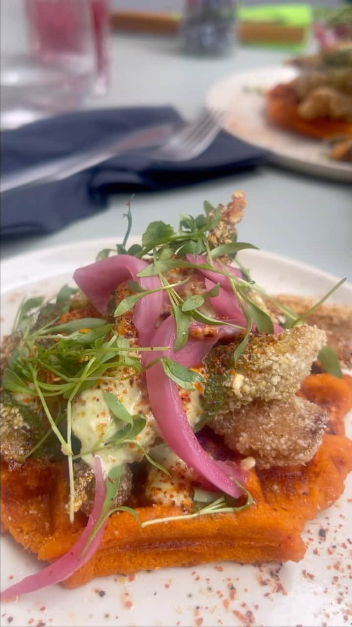 ナタリー・エマニュエルのインスタグラム：「#GlorytoyourTummy Popup by @glory_kabe in Paris! As the song says!」