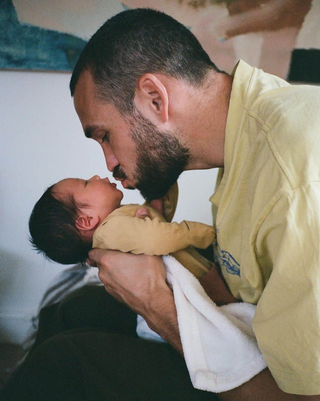 ジュリー・サリニャーナのインスタグラム：「I’ve fallen more in love with you as each day goes by, witnessing what a beautiful, sweet hands-on dad you are to our little Matisse. Thank you baby, we love you and are so lucky to have you. @kevinberruuu ❤️ #happyfathersday   cute cake by @bitesbym.e」