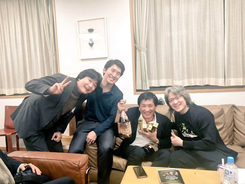 藤岡幸夫のインスタグラム：「６月８日の自分の誕生日に肺炎で入院しました(コロナやインフルエンザではない)。それまで新日本フィルと共演していて、風邪気味なのにハリキリ過ぎたのが原因。  大人になって初めての病気で９日間も入院するなんて！この間はスコアを読むのもやめて、徹底的に休暇を満喫しました。  改めて定期をキャンセルして、ご迷惑をおかけした東京シティフィル＆関係者の皆様、その他の予定でキャンセルした皆様、本当に申し訳ありませんでした。  退院してからは、先日スリーコンダクターズがプレゼントしてくれたたくさんのユンケル飲んで復活💪　３人からのユンケルがこんな形で役に立つなんて感謝感謝🥰 一番高価なのは、快気祝いに遊びに繰り出す時に飲もうかと（笑）  この期間中、吉松隆さんが僕に献呈して下さった交響曲第３番を違う若い指揮者２人が指揮して大成功だったのも感涙。  吉松さんとこの交響曲を英国で２人で生きるか死ぬかの強烈なテンションで初演してから、２５年経ってやっと。  東京シティフィル定期で若き山上紘生マエストロが僕の代役で指揮して大成功をおさめた翌週は、関西フィル定期で原田慶太楼くんが指揮してくれた。  慶太楼くんには、関西フィル定期に客演して是非ともこの吉松隆さんの交響曲３番を指揮して！と僕がお願いしていて、それが実現、大成功だったようで本当に嬉しかった。  僕も英国でデビューした時は病気でキャンセルしたサー・エドワード・ダウンズの代役だった。  僕が吉松隆さんの３番を英国で初演したのが３６歳でちょうど慶太楼(３８歳)くんくらいの歳で、僕は今や６１歳。歳をとったもんだ(笑)  この入院で一番驚いたのは、９日間が凄いスピードで過ぎたこと。あっという間で怖いくらい全く長く感じなかった。  この速さで人生の終わりまで向かっているかと思うとゾッとする。  残りの人生、何をやるかをしっかり塾考する時間でもありました。  引き続きどうかよろしくお願いいたしますm(_ _)m  このアカウントは表アカウントです。裏アカウントは  @sachiofujioka」