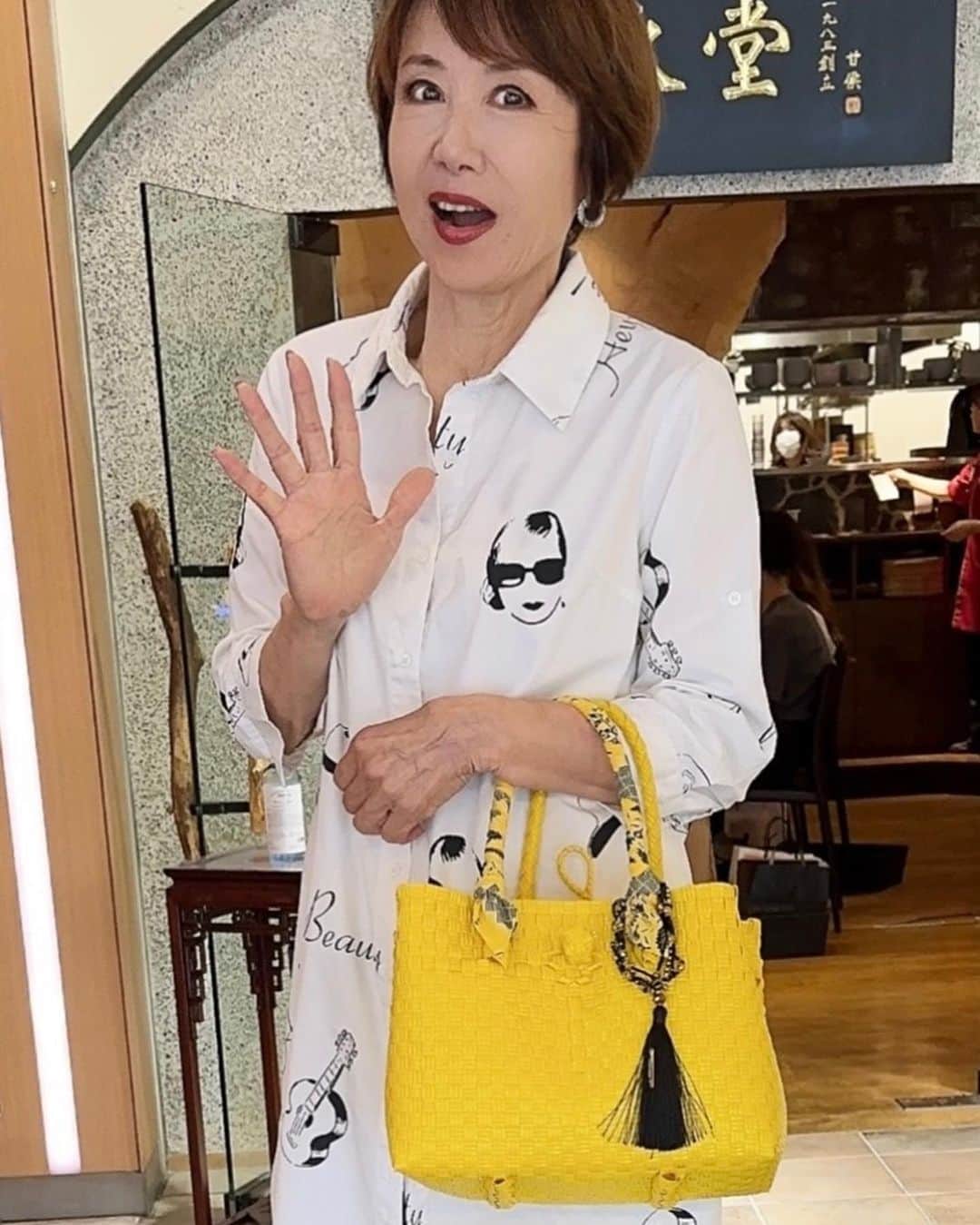 奈美悦子のインスタグラム：「昨日のランチに持って行った バッグ！バリニーズバッグ。 皆んなから素敵！と褒められました❤️軽くて可愛くて使い勝手が良くお気に入りのバッグ❣️  @alonalonbalibag @milkmint39  #バリニーズバッグ #パサールバッグ #バリ島 #ハンドメイドバッグ」
