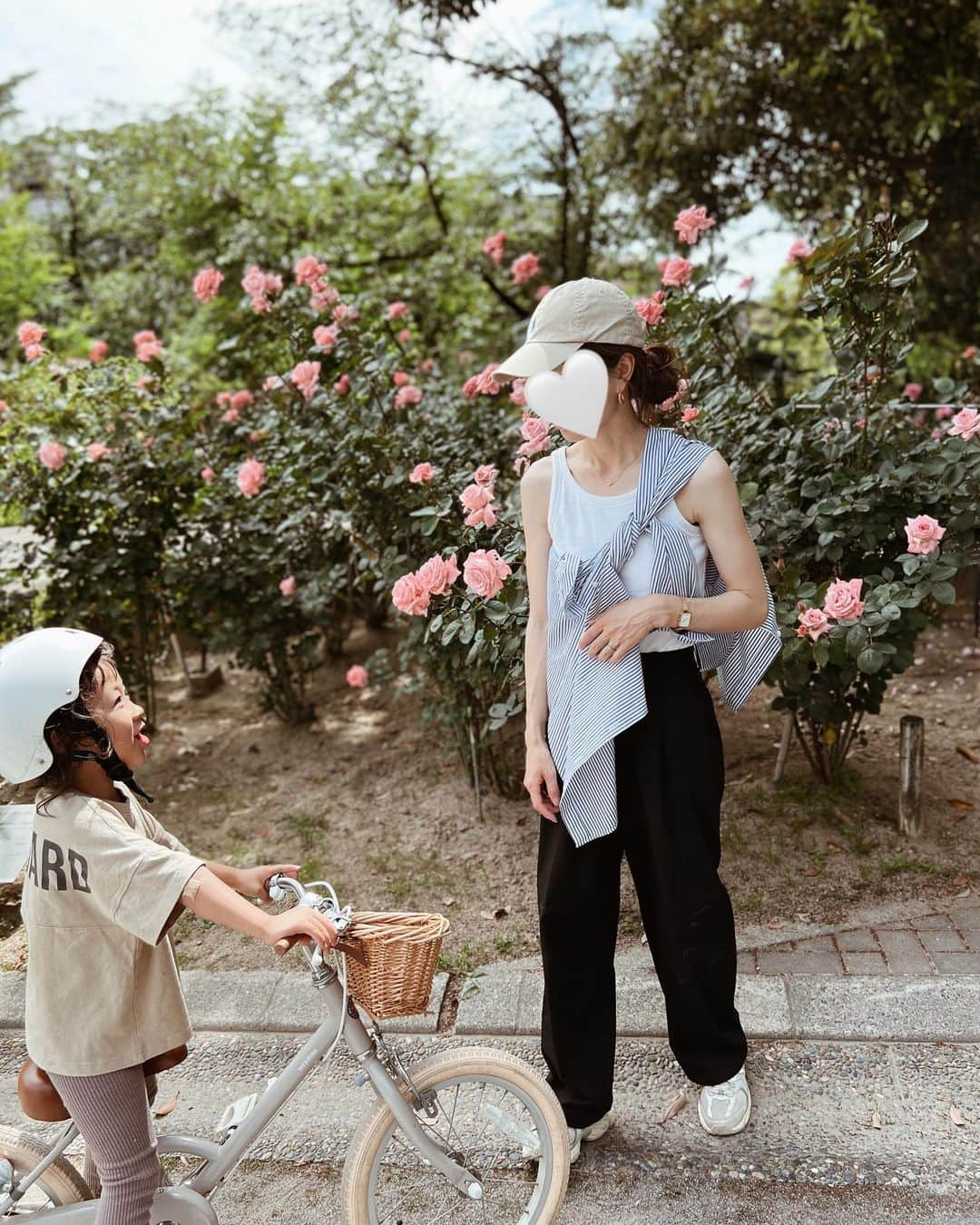 akiiiii1025さんのインスタグラム写真 - (akiiiii1025Instagram)「⁡ いつかの公園code🧢🤍 ⁡ 👩🏽 shirt @gu_for_all_  tank top @coca_official_store  pants @uniqlo_jp  cap @poloralphlauren  ⁡ 👦🏽 t-shirt @devirock__official  pants @miton_kids  🚲 @tokyobike_jp  🪖 @banwoodbikes  ⁡ ⁡ ⁡ #gu#gu_for_all#uniqlo#ralphlauren #tokyobike#banwood #ジーユー#gu購入品#ユニクロ#UNIQLO購入品 #UNIQLOコーデ#GUコーデ#プチプラコーデ #夏コーデ#夏ファッション#タックワイドパンツ #キッズコーデ#キッズファッション#男の子コーデ #バラ#公園#公園コーデ#男の子ママ#大阪ママ #北摂ママ#2児ママ#兄弟ママ#2歳差育児 #こどものいる暮らし#楽天roomに載せてます」6月20日 6時02分 - akiiiii1025