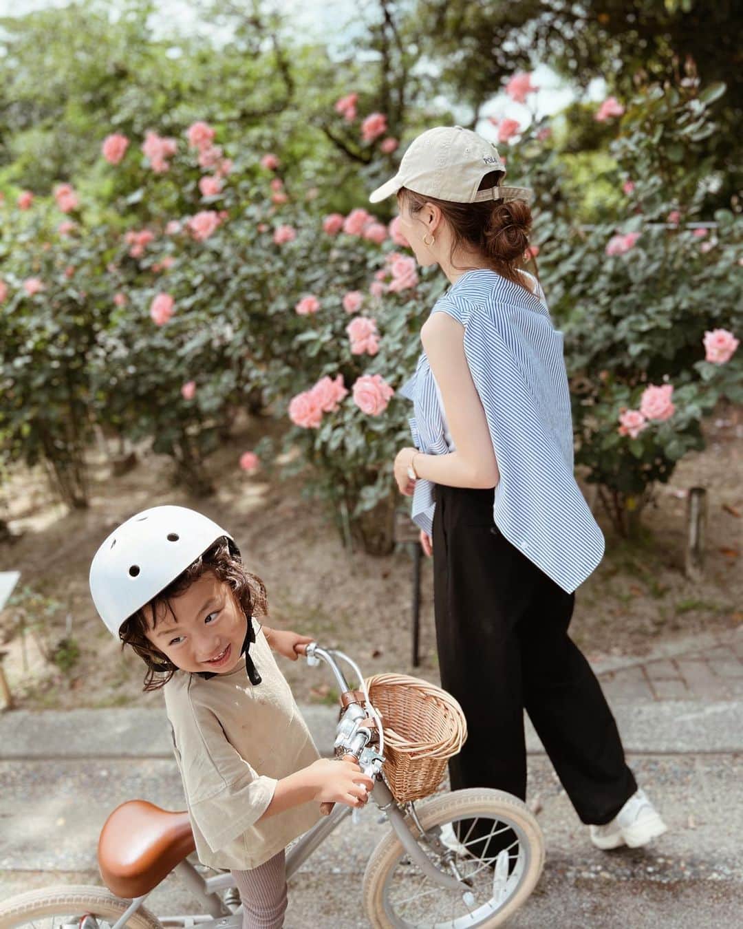 のインスタグラム：「⁡ いつかの公園code🧢🤍 ⁡ 👩🏽 shirt @gu_for_all_  tank top @coca_official_store  pants @uniqlo_jp  cap @poloralphlauren  ⁡ 👦🏽 t-shirt @devirock__official  pants @miton_kids  🚲 @tokyobike_jp  🪖 @banwoodbikes  ⁡ ⁡ ⁡ #gu#gu_for_all#uniqlo#ralphlauren #tokyobike#banwood #ジーユー#gu購入品#ユニクロ#UNIQLO購入品 #UNIQLOコーデ#GUコーデ#プチプラコーデ #夏コーデ#夏ファッション#タックワイドパンツ #キッズコーデ#キッズファッション#男の子コーデ #バラ#公園#公園コーデ#男の子ママ#大阪ママ #北摂ママ#2児ママ#兄弟ママ#2歳差育児 #こどものいる暮らし#楽天roomに載せてます」