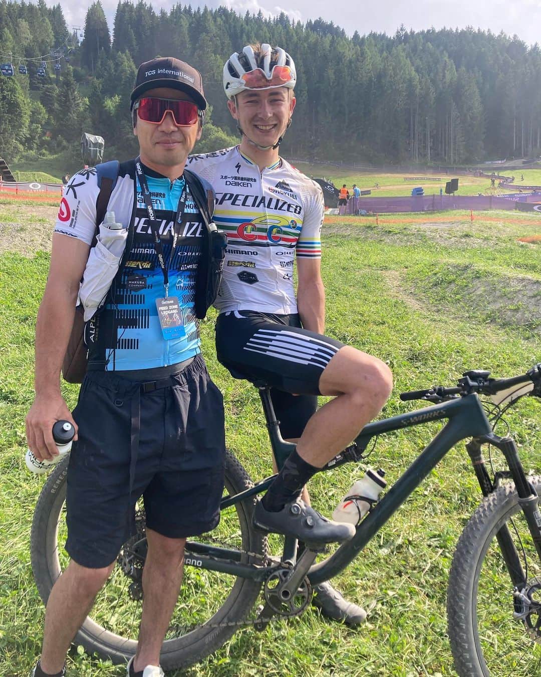 山本幸平のインスタグラム：「マウンテンバイクワールドシリーズ2戦のサポートに来てくれた　@y.fukumitsu  日本での仕事もある中できてくれて、ありがとう‼️」