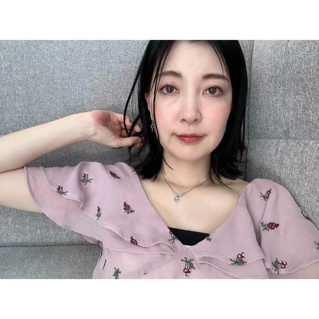 永末まゆさんのインスタグラム写真 - (永末まゆInstagram)「普段使いのメイク用品は、パーソナルカラーを死守することを激しく推奨する派🫶🏻💄  メイク用品がパーソナルカラーに合っているだけで、「肌が綺麗に」「顔色があかるく」「なんだか垢抜けて」みえるのだから不思議✨と言うか、それだけ守ればイキイキみえるから、パーソナルカラーってお得🩵  難しいから簡単に選びたい！って方におススメなのは、@faves_beauty のパーソナルカラーのコスメセット✨  ちなみにカラー揃えだけでなく使い心地も抜群✨落ちないリップ、チーク共に、あの辛口雑誌LDKで1位を受賞しています。  今回は自分のカラー外も含めてメイクしたので🤣 ウインター用ならもっと気分あがったかな？  使用色🩵 ✔︎マイカラー エアリーブラッシュ ¥1,980 ・シュガーブロッサム  ✔︎マイカラー ウォーターティント ¥1,870 ・ローズマキアート  ✔︎マイカラー デュオシャドウ スフレ ¥1,980 ・アーモンドロゼ  ・ ・ ・ @faves_beauty #favesbeauty #フェイブスビューティー #コスメ #ギフト #パーソナルカラー #パーソナルカラーコスメ #pr」6月19日 21時25分 - nagasuemayu