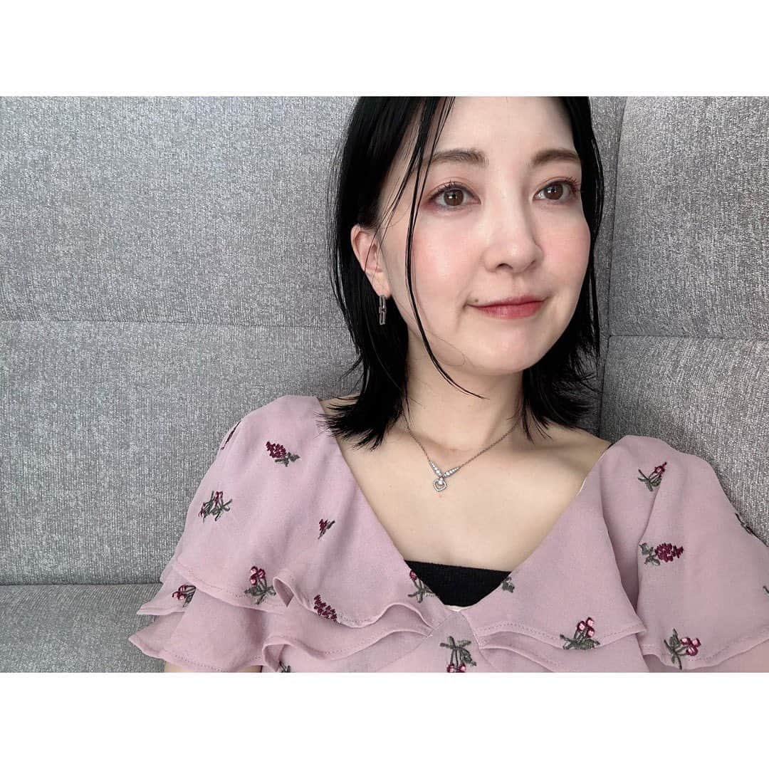 永末まゆさんのインスタグラム写真 - (永末まゆInstagram)「普段使いのメイク用品は、パーソナルカラーを死守することを激しく推奨する派🫶🏻💄  メイク用品がパーソナルカラーに合っているだけで、「肌が綺麗に」「顔色があかるく」「なんだか垢抜けて」みえるのだから不思議✨と言うか、それだけ守ればイキイキみえるから、パーソナルカラーってお得🩵  難しいから簡単に選びたい！って方におススメなのは、@faves_beauty のパーソナルカラーのコスメセット✨  ちなみにカラー揃えだけでなく使い心地も抜群✨落ちないリップ、チーク共に、あの辛口雑誌LDKで1位を受賞しています。  今回は自分のカラー外も含めてメイクしたので🤣 ウインター用ならもっと気分あがったかな？  使用色🩵 ✔︎マイカラー エアリーブラッシュ ¥1,980 ・シュガーブロッサム  ✔︎マイカラー ウォーターティント ¥1,870 ・ローズマキアート  ✔︎マイカラー デュオシャドウ スフレ ¥1,980 ・アーモンドロゼ  ・ ・ ・ @faves_beauty #favesbeauty #フェイブスビューティー #コスメ #ギフト #パーソナルカラー #パーソナルカラーコスメ #pr」6月19日 21時25分 - nagasuemayu