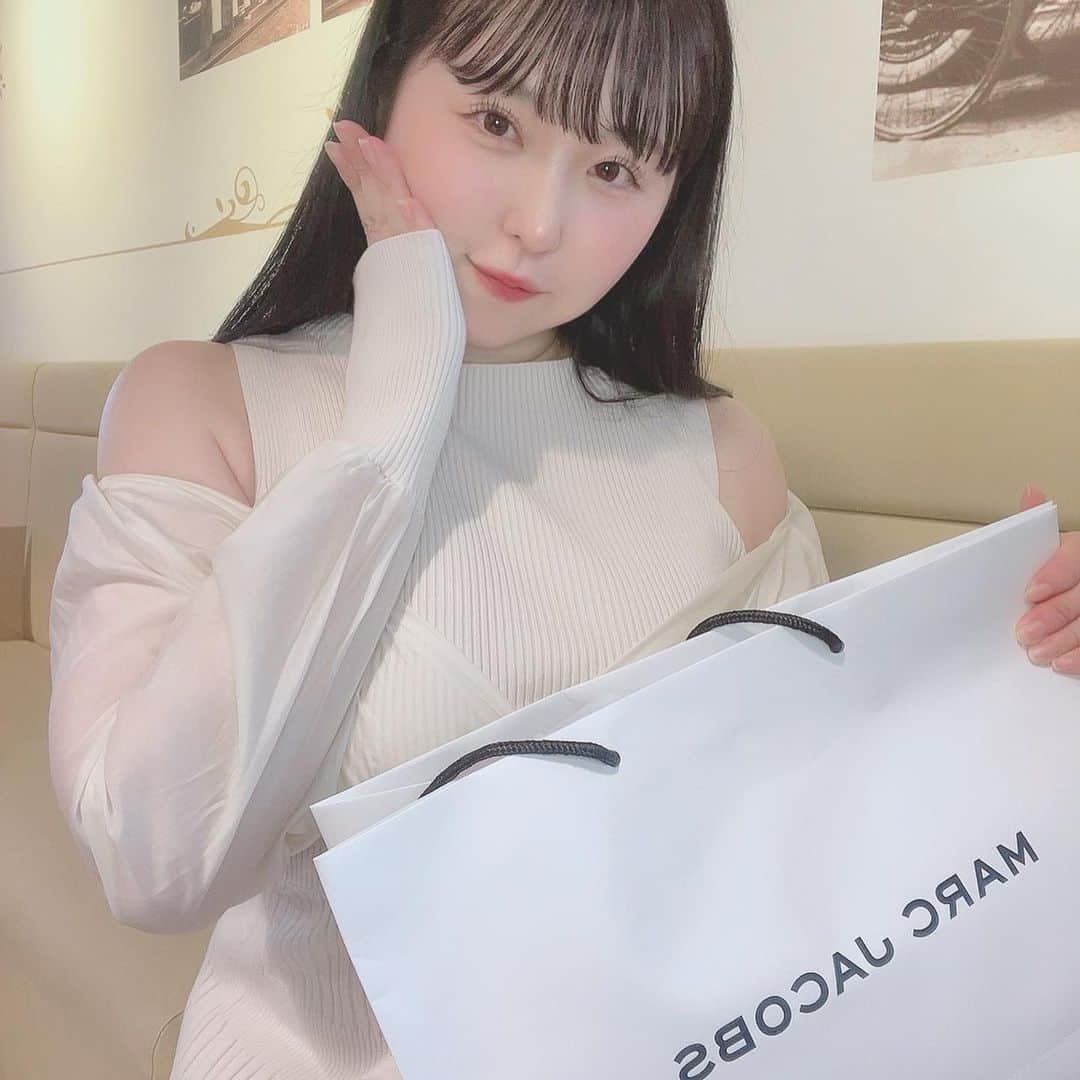上田ミルキィのインスタグラム：「今日は御殿場アウトレットに連れて行っていただけました〜🚗³₃  お忙しいなか本当にありがとうございます！！！  なんと！！！！！！ 会長(@fujiyama1124 )からMARCJACOBSのカバンをプレゼントしていただきました🥰💕💕 撮影頑張ってよかったです✨️  写真を撮り損ねたのですが、GAPのお洋服もありがとうございます🙇‍♀️💕  どちらも大切に使わせていただきます‼️」