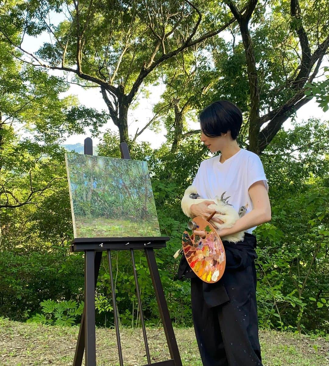 古賀陽子のインスタグラム：「庭とウコッケーと私 🌳🐓🎨  #画家の日常 #油絵 #神戸 #西宮 #japaneseartist #oilpainting」